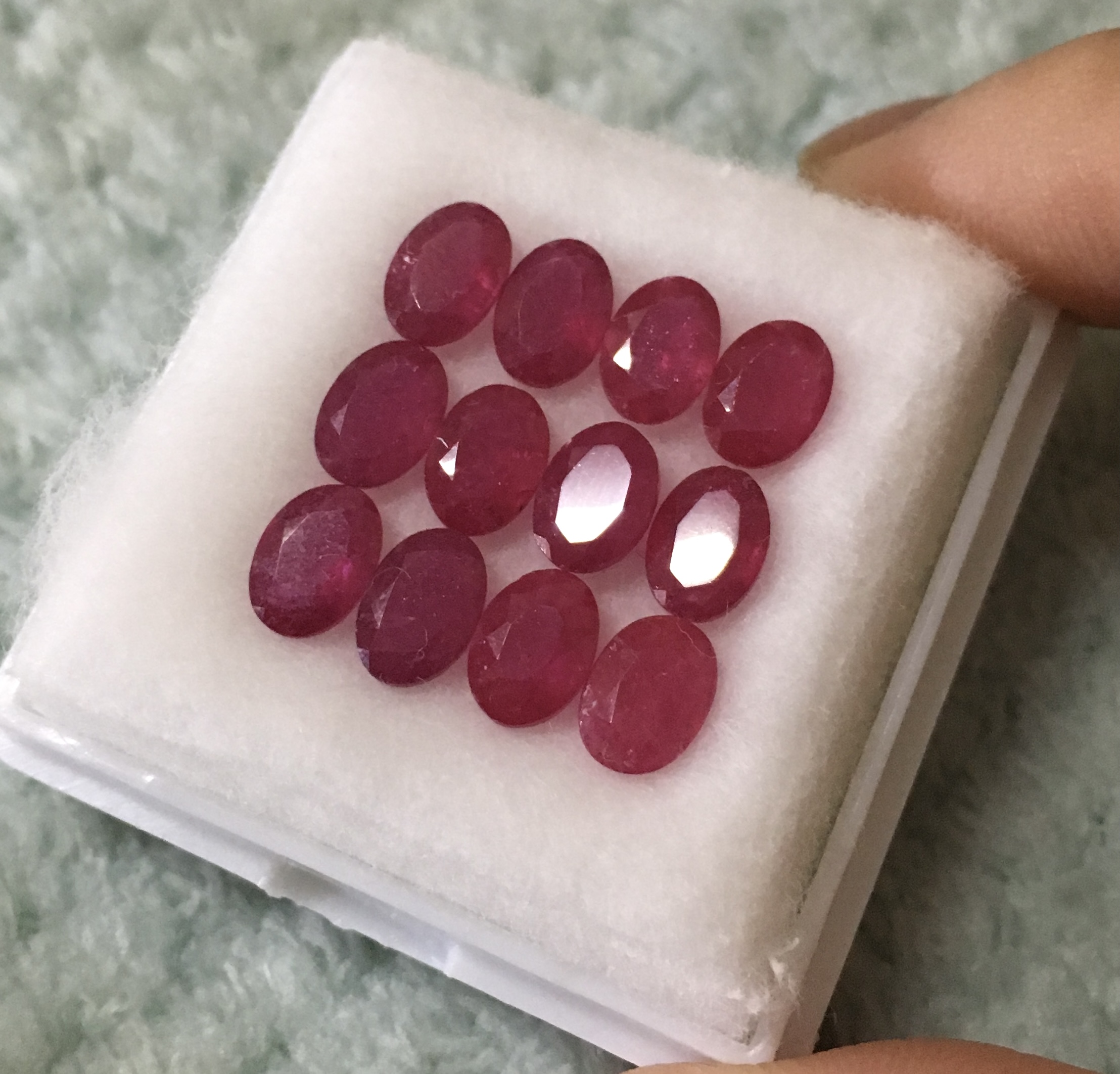 RUBY ทับทิมแท้ 12 เม็ด หนักรวม 12.19 กะรัต สีสวยหวานมาก ขนาดเหมาะทำข้อมือ สร้อยคอพลอย น่ารักๆค่ะ