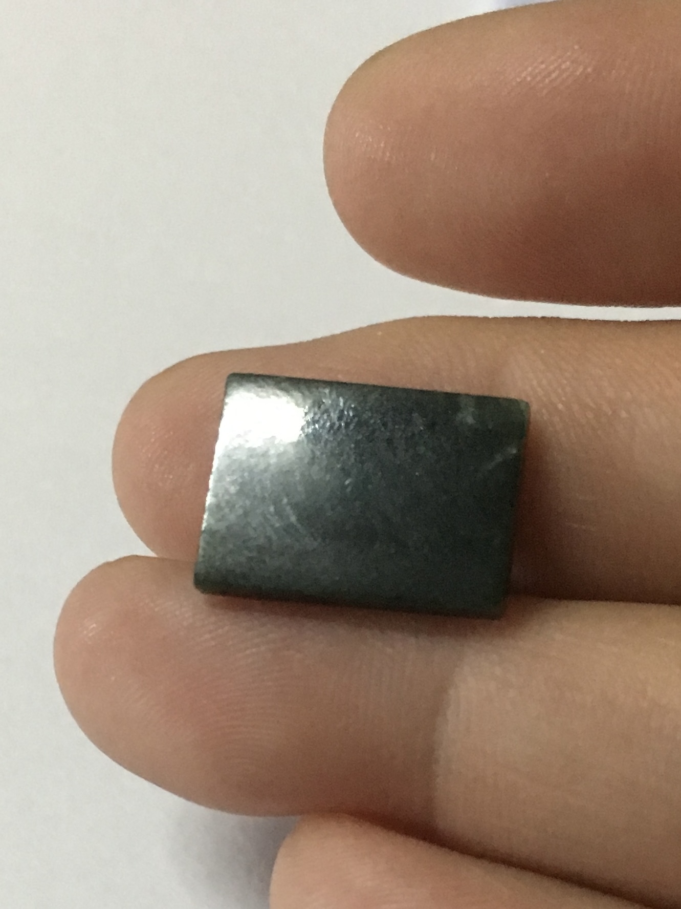 JADEITE หยกแท้ 8 cts. Type a เนื้อดี สีสวย หยกแผ่นสีเสมอ โทนเขียวเข้ม