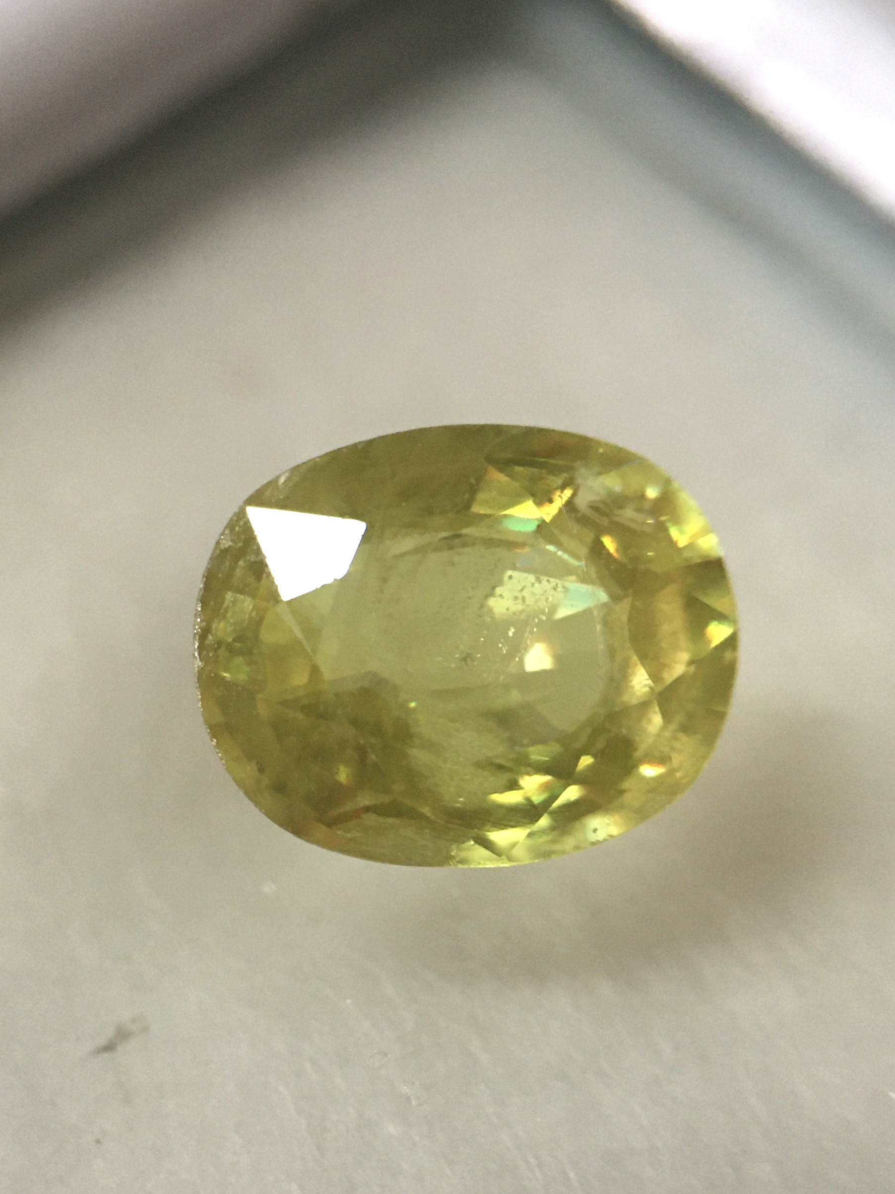 SPHENE พลอยสฟีนแท้ 1.32 กะรัต เนื้อใสสีเขียวอ่อนประกายเหลือง ไฟดี ติดรุ้งมีสเน่ห์มากๆค่ะ