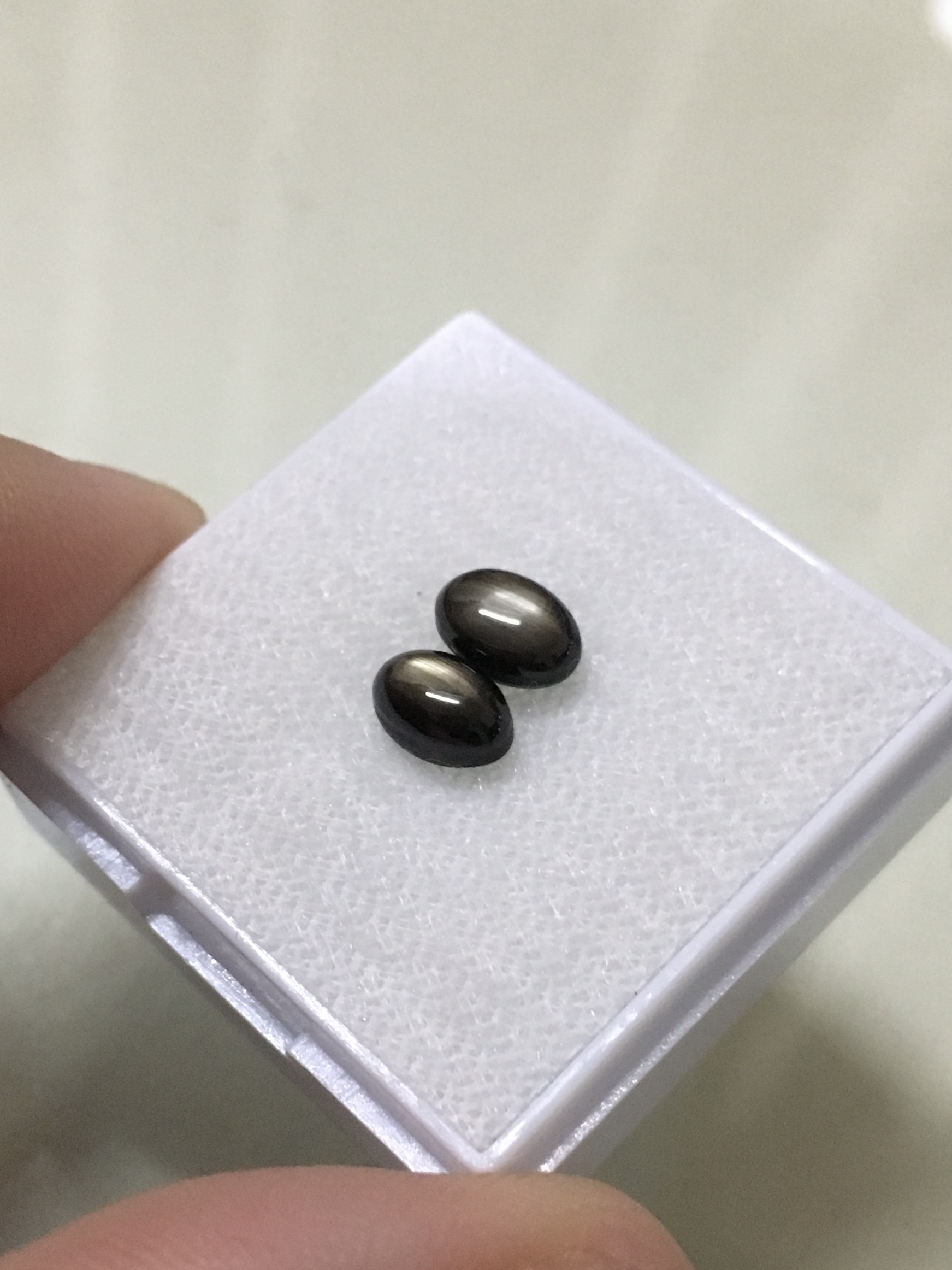 BLACK STAR SAPPHIRE แบล็คสตาร์แซฟไฟร์ แท้ 2 เม็ด หนักรวม 1.94 กะรัต สวยสว่าง ขาชัดคมค่ะ