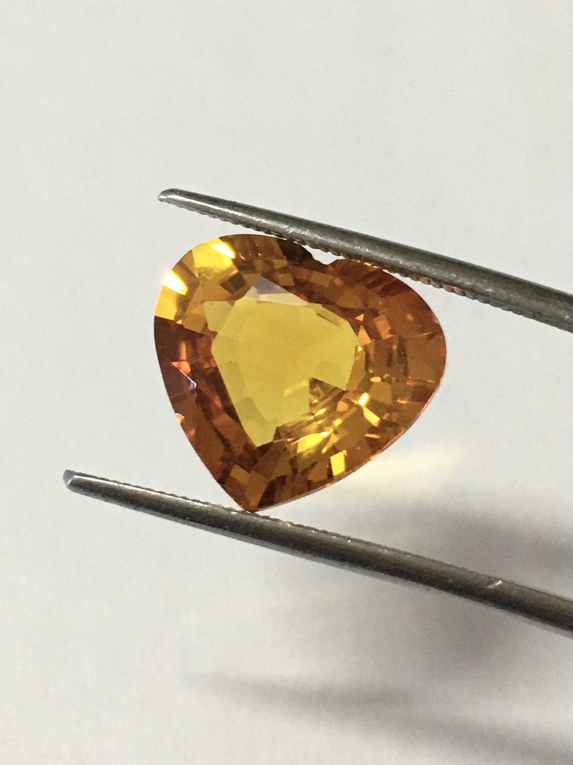 บุษราคัม โคลนนิ่ง 6.7 กะรัต พลอยสังเคราะห์เนื้อแข็ง ทรงหัวใจ เหลี่ยมคมเนื้อสวยจัด ไฟดีม๊าก