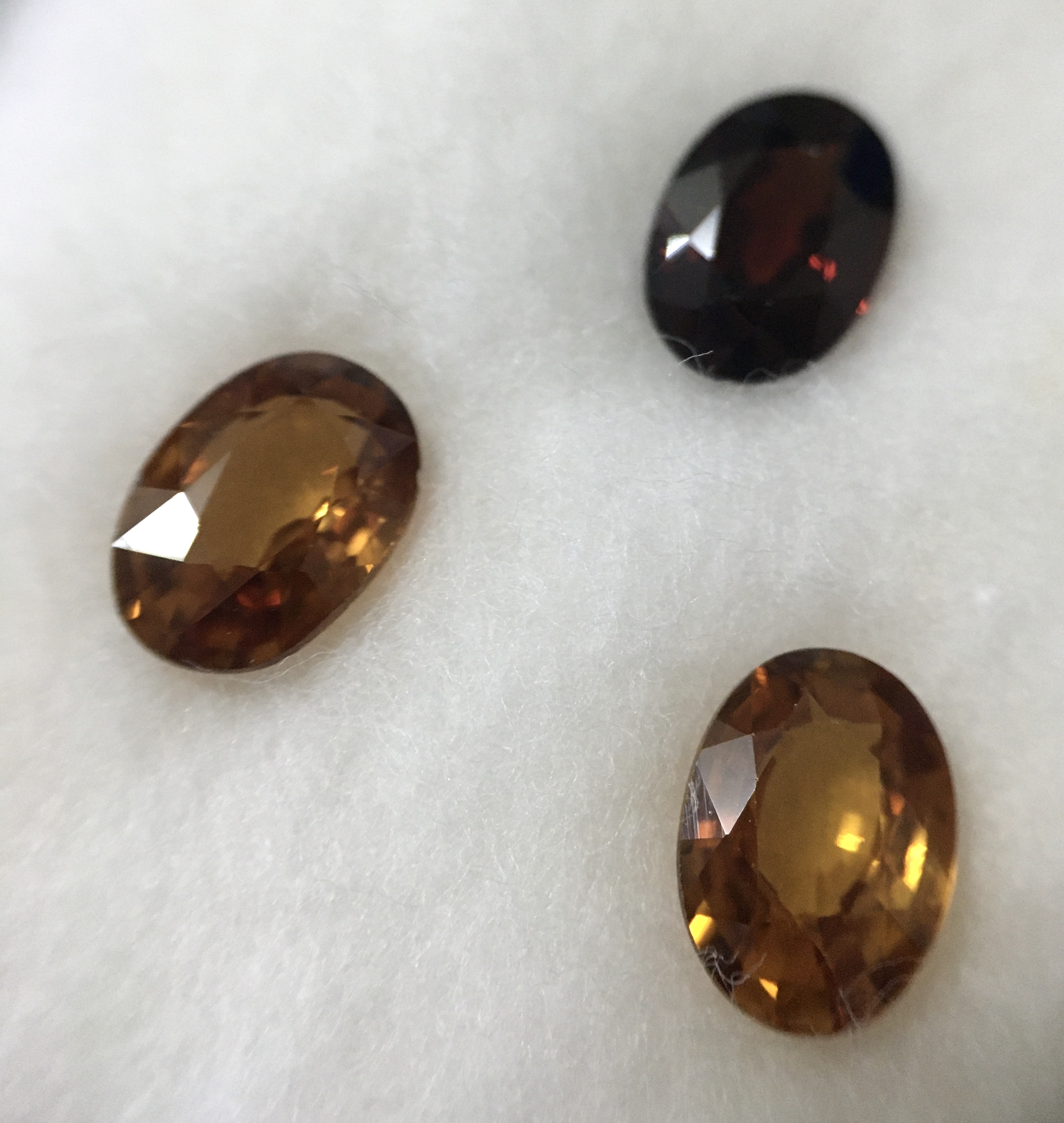 (เหมากล่อง) ZIRCON เพทาย แท้ 3 เม็ด 3.2 กะรัต คละสี เนื้อสะอาด ไฟดี สีสวย น่าสะสม