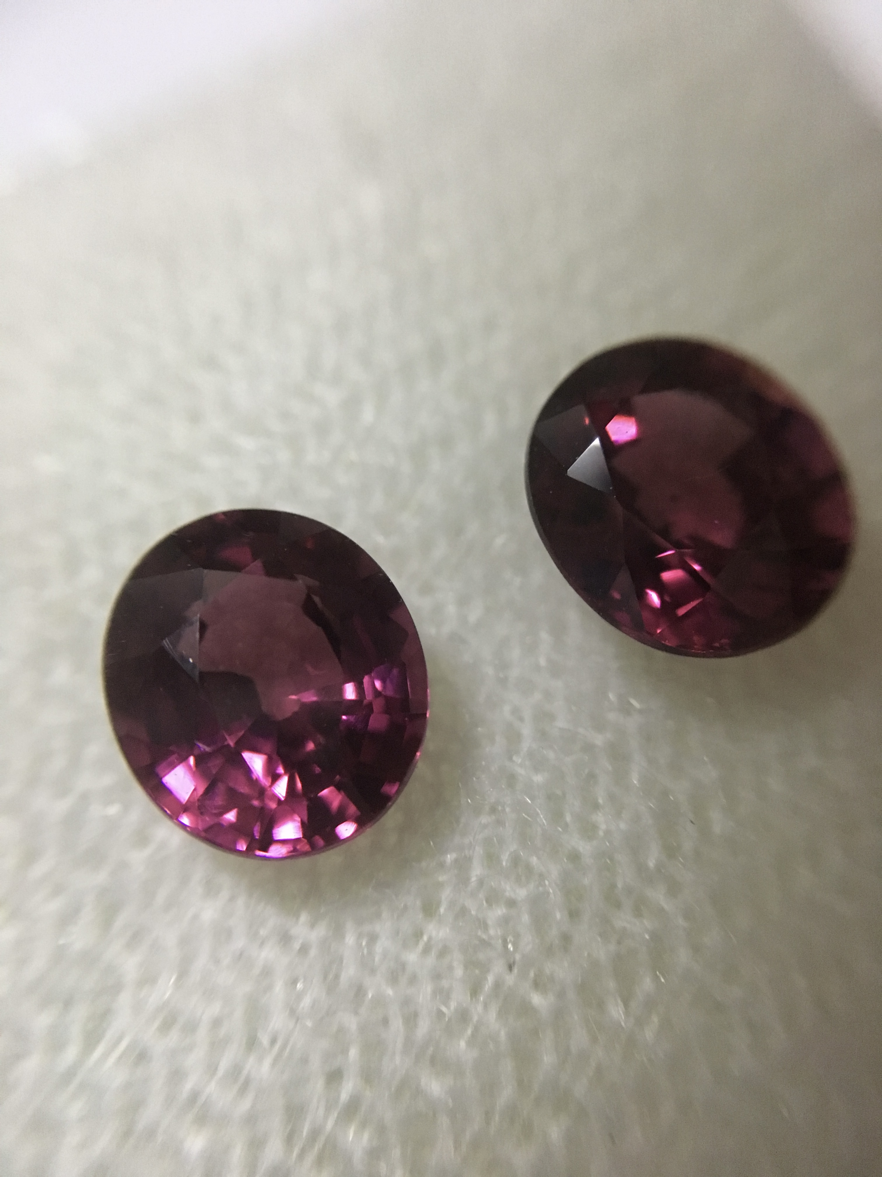 RHODOLITE โรโดไลต์แท้ เซตคู่ 2 เม็ด 3.02 กะรัต สีม่วงอมชมพูสวย เนื้อใส ไฟดีม๊าก พลอยดิบ ทรงน่ารักค่ะ