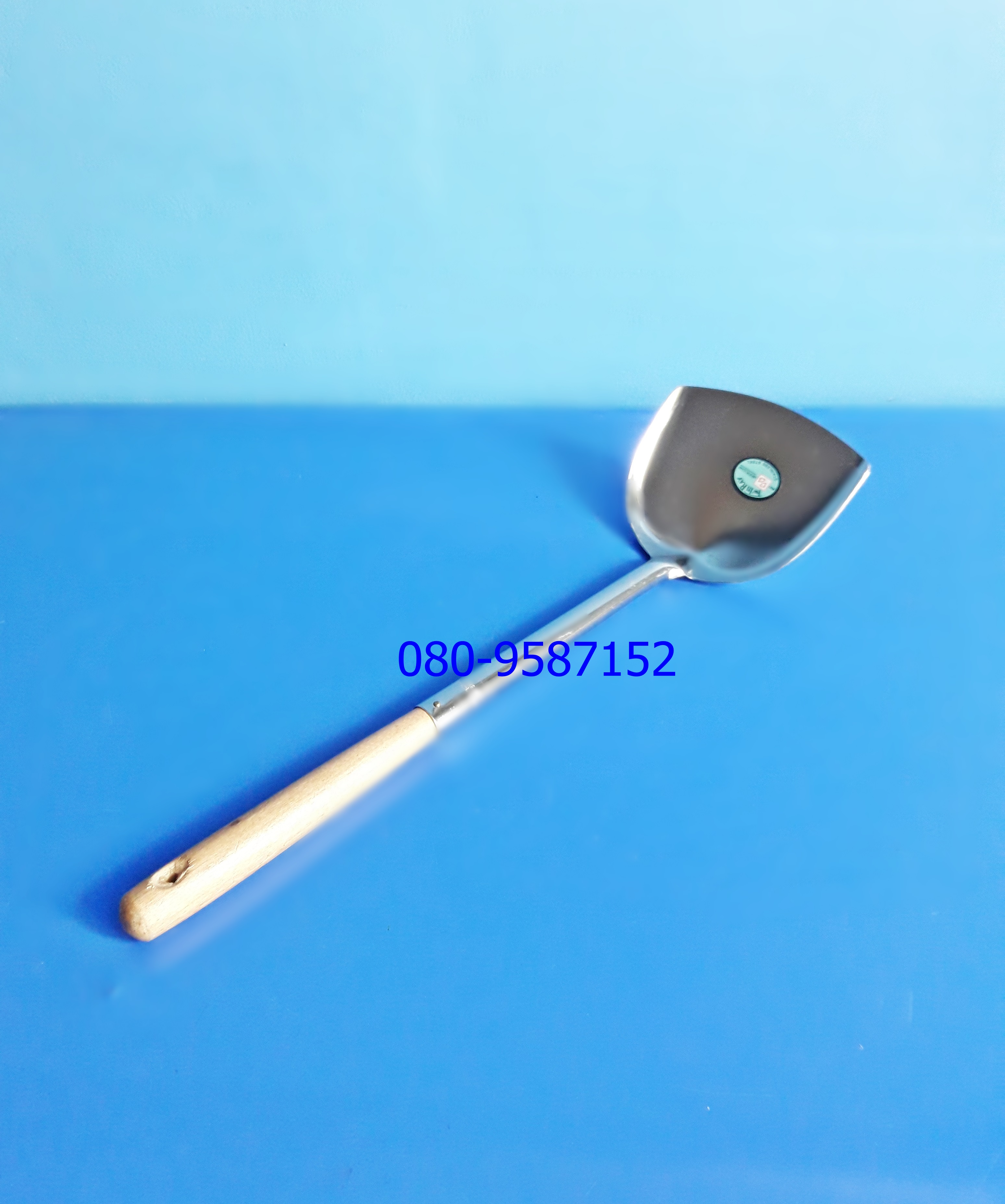 ตะหลิวสแตนเลส ด้ามไม้ ตราปลาคู่