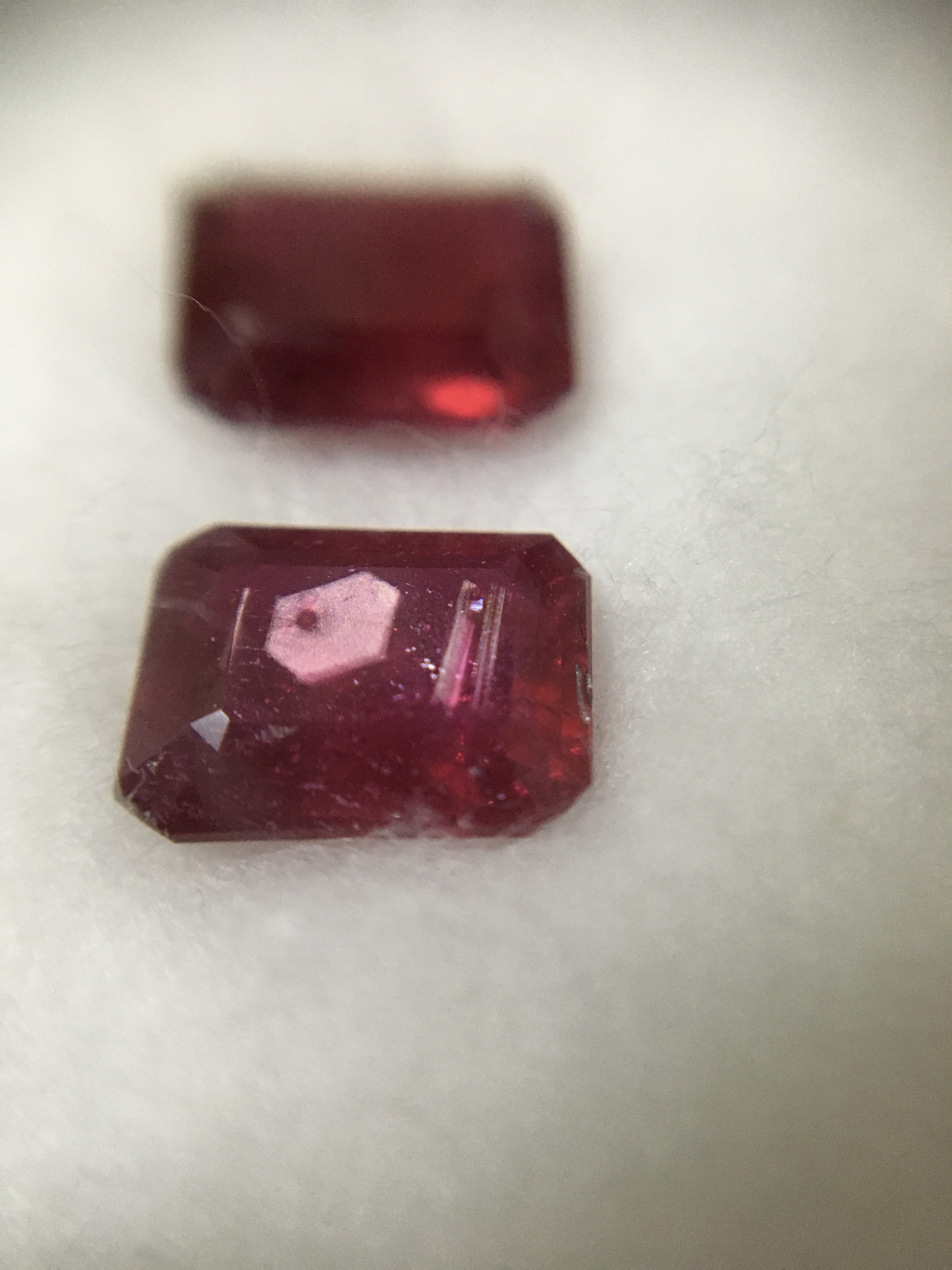 (มาใหม่จ้า)ทับทิมแท้ เม็ดงาม สีแดงสด 2 เม็ดหนักรวม 4 กะรัต ไซส์กำลังดี ทำอะไรก็สวย ไม่พอใจยินดีคืนเงินจ้า