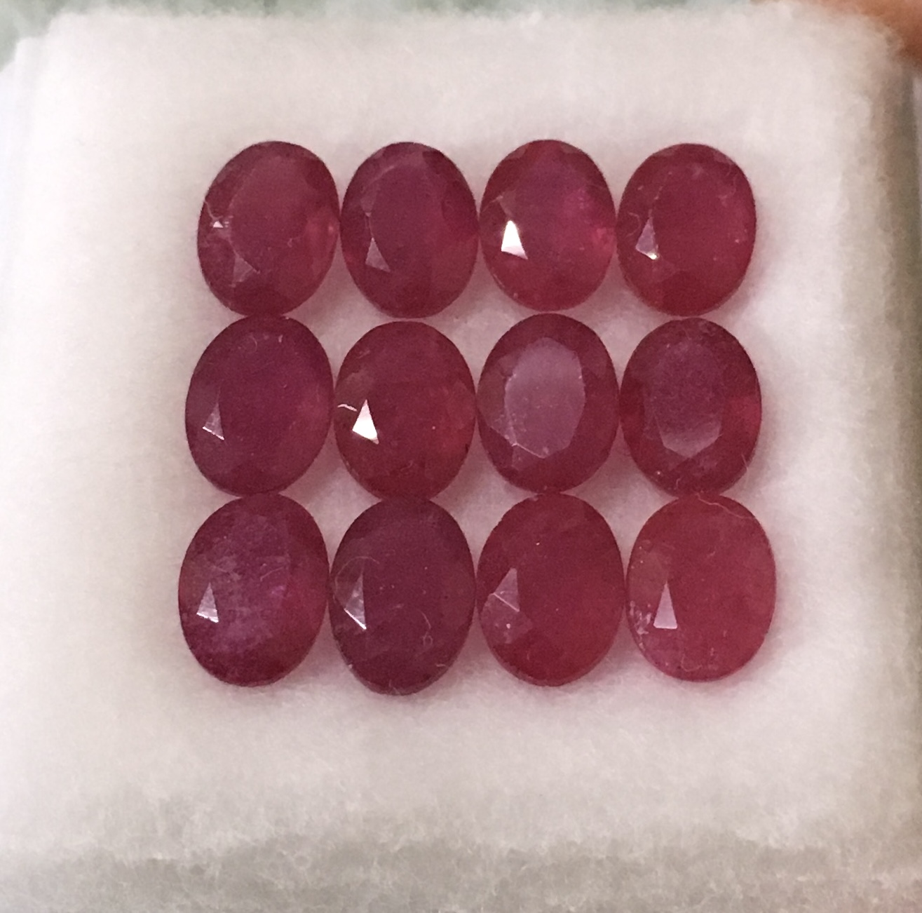 RUBY ทับทิมแท้ 12 เม็ด หนักรวม 12.19 กะรัต สีสวยหวานมาก ขนาดเหมาะทำข้อมือ สร้อยคอพลอย น่ารักๆค่ะ