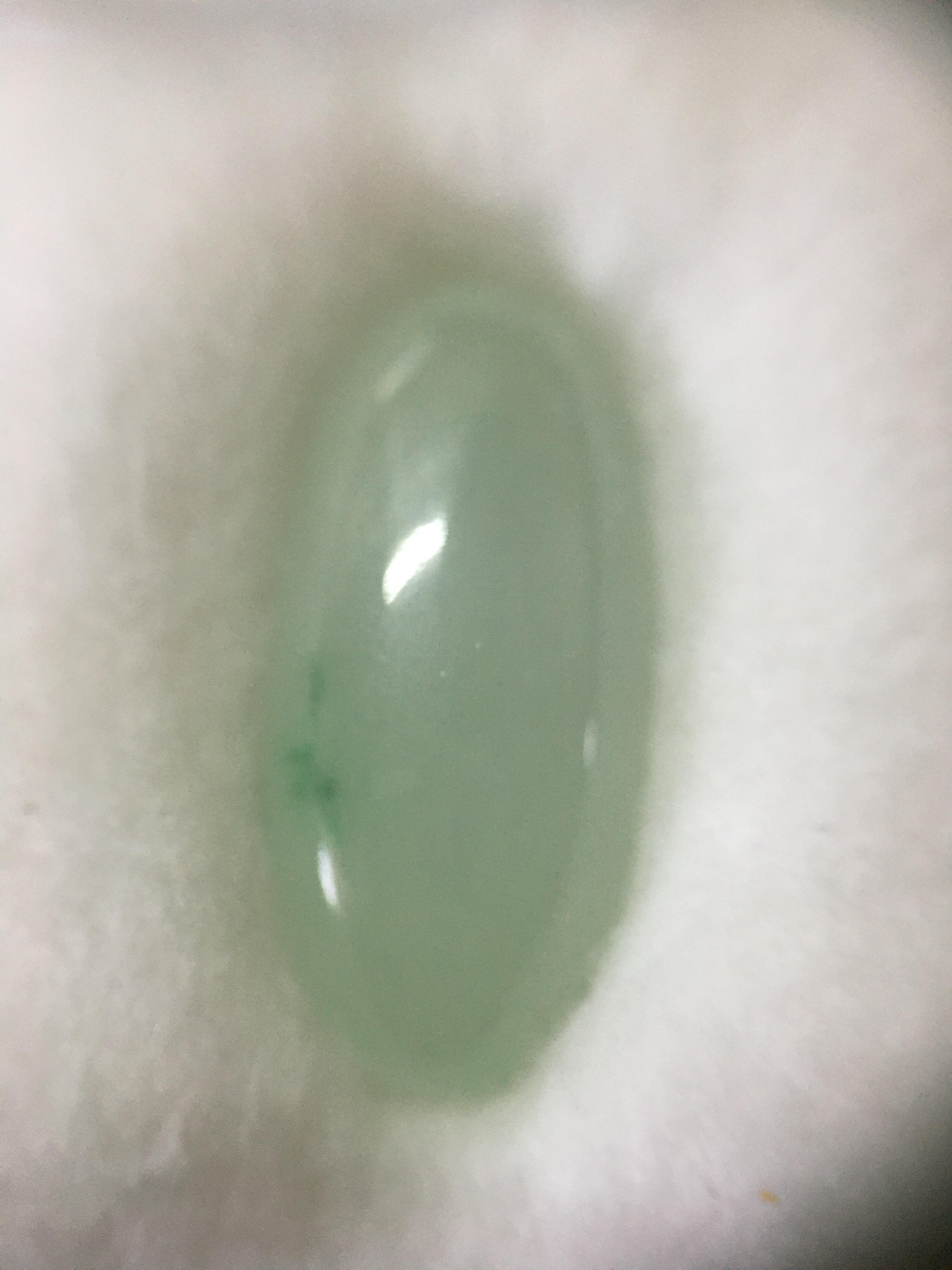 JADE หยกแท้ 18.58 กะรัต หยกแท้ สีเขียวอ่อนหวาน น่ารักสุดๆ ผิวดี เม็ดโต ทรงสวยมาก