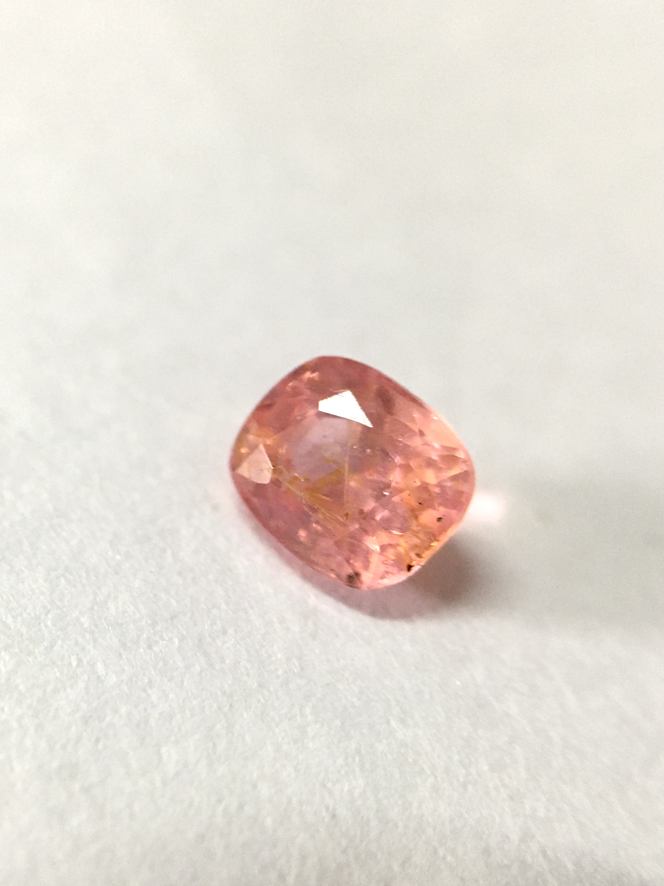 SPINEL สปิเนลแท้ 0.55 กะรัต พลอยดิบ สีชมพูอมส้ม ไฟดี สีหายากค่ะ