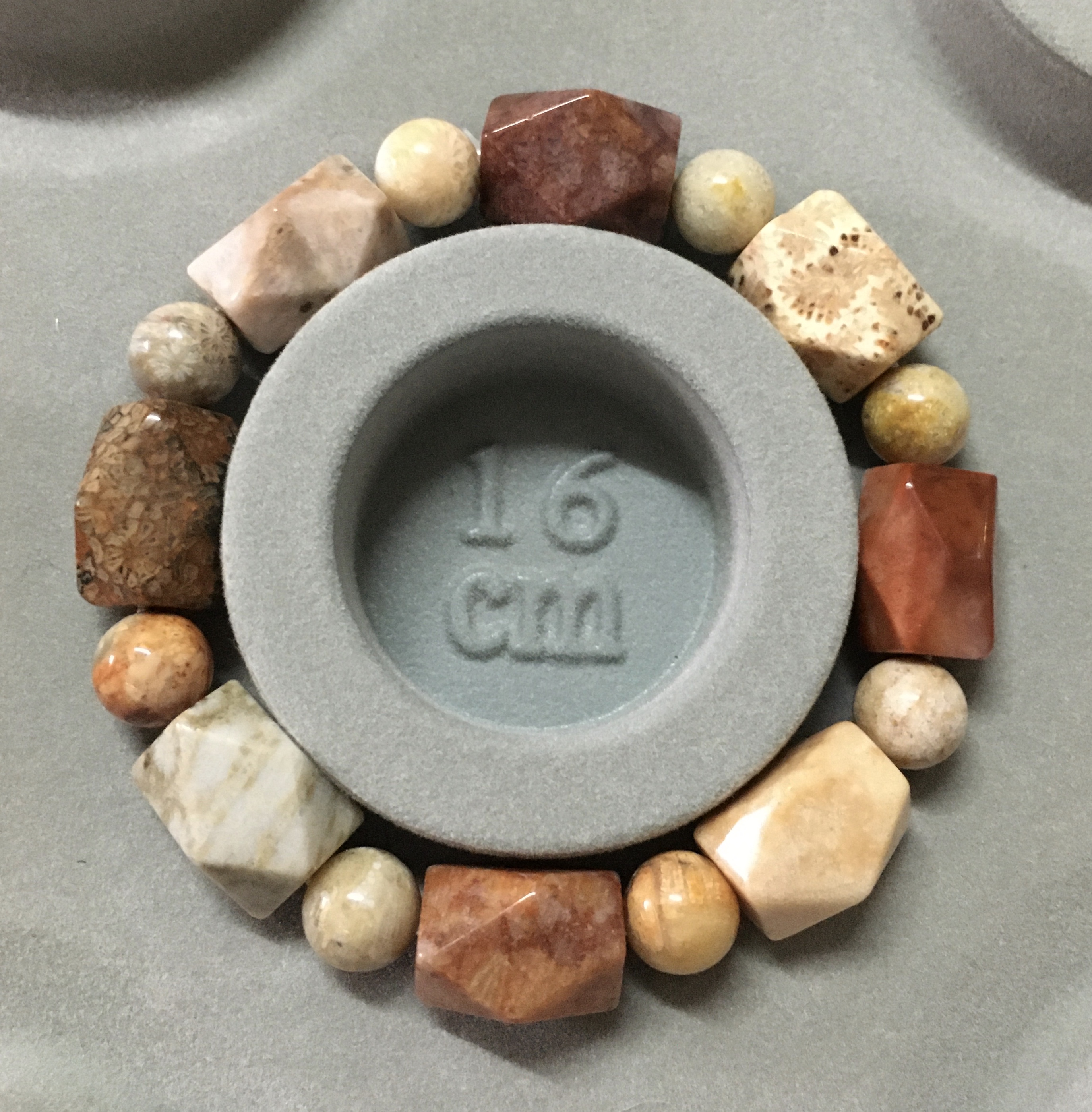 ข้อมือหินนำโชค ฟอสซิลปะการัง แท้ รูปทรงน่ารักค่ะ ลายสวย ใส่ง่าย