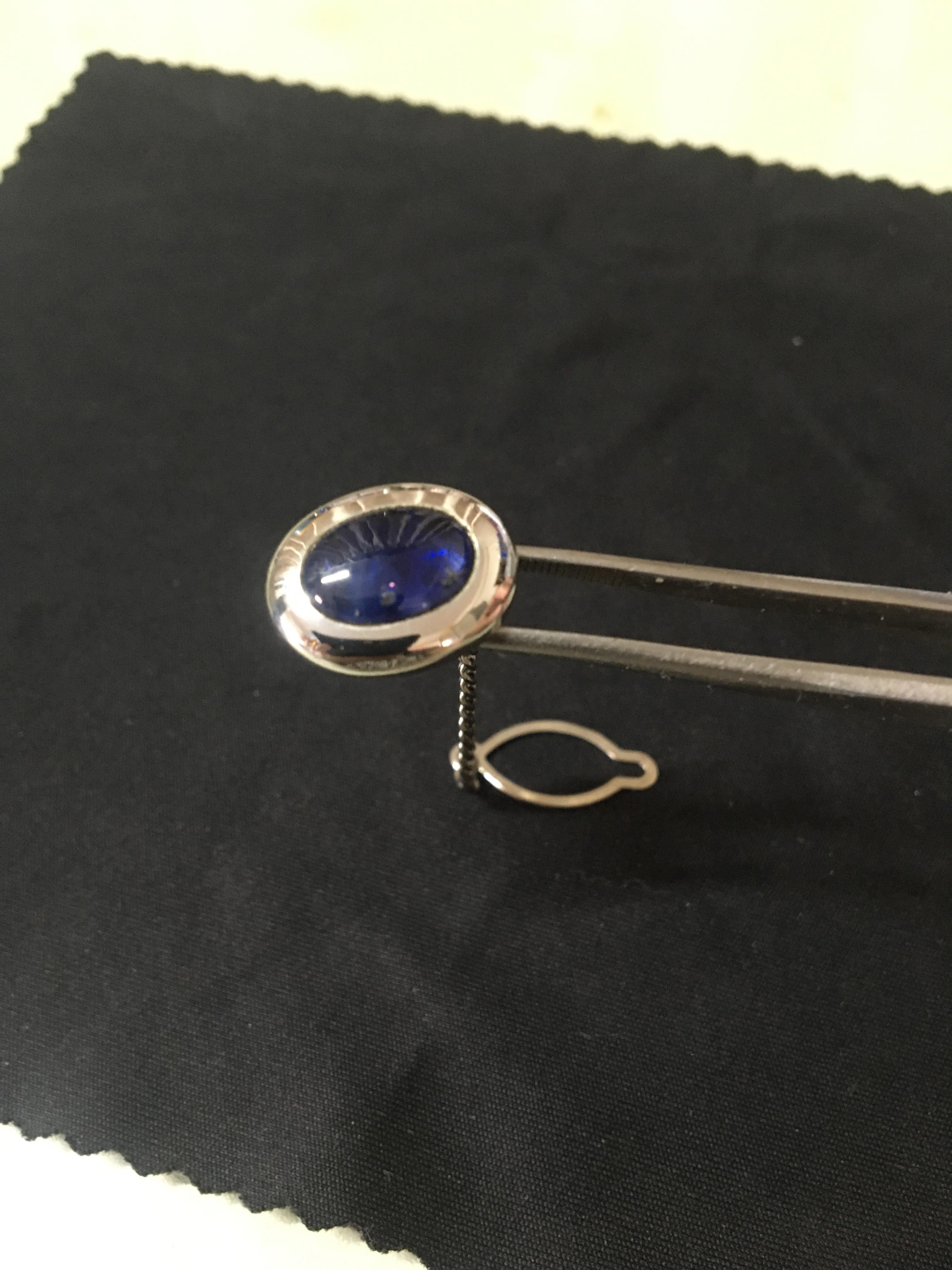 เข็มกลัดติดเนคไท เรือนเงินประดับไพลินแท้ สีสวยสด ทรงดี งานเนี๊ยบ มากเว่อร์