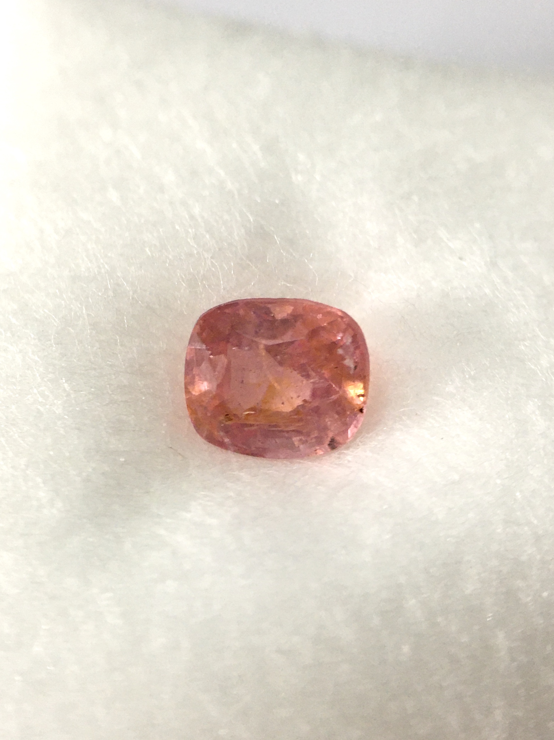 SPINEL สปิเนลแท้ 0.55 กะรัต พลอยดิบ สีชมพูอมส้ม ไฟดี สีหายากค่ะ