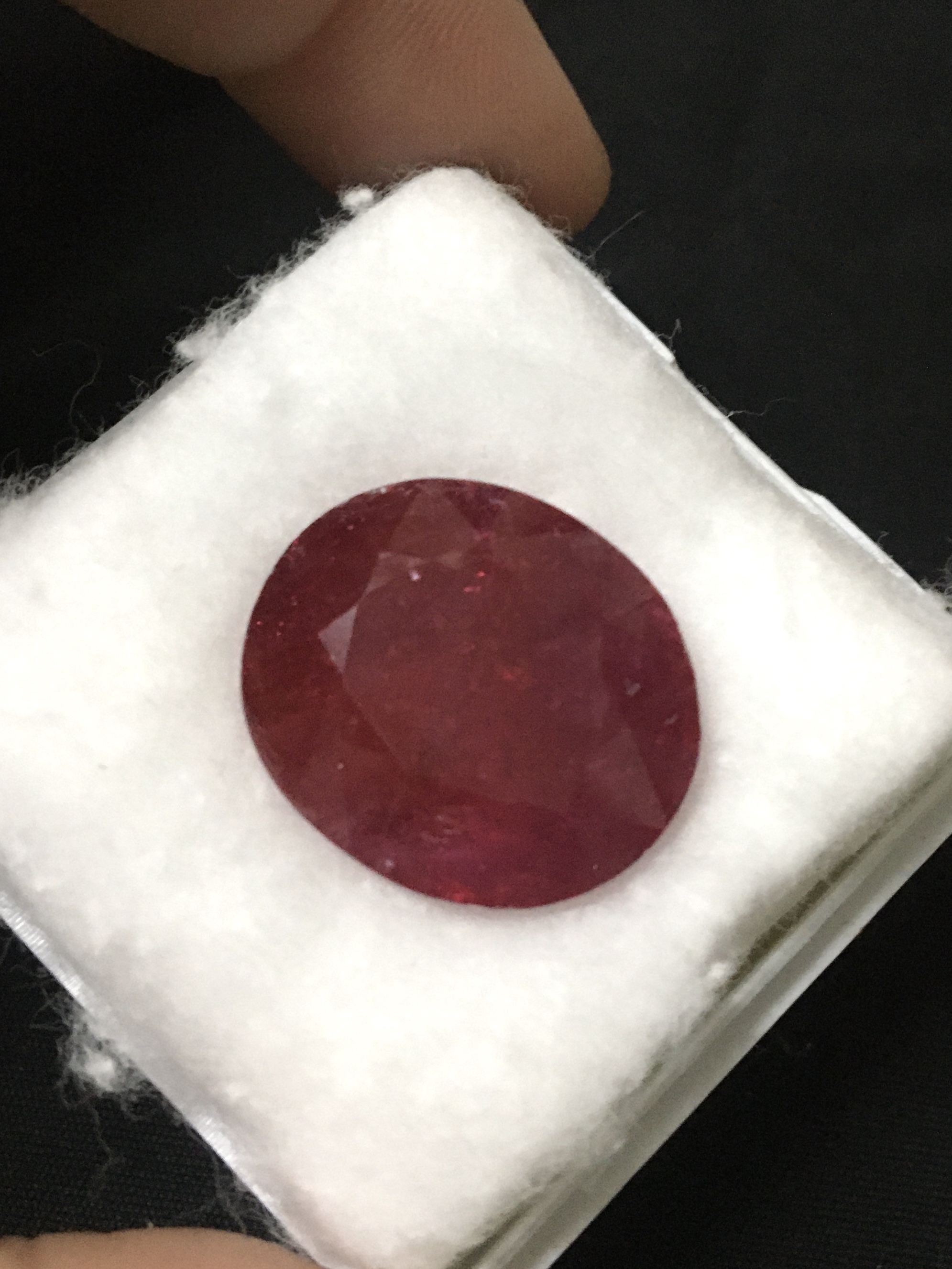 (New arrival)ทับทิมแท้ เจียรเหลี่ยม เม็ดโต 26 กะรัต สีแดงสด ไฟดี ไม่พอใจยินดีคืนเงิน