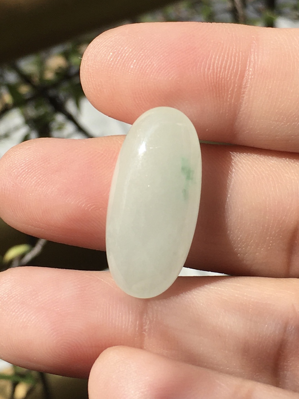 JADE หยกแท้ 18.58 กะรัต หยกแท้ สีเขียวอ่อนหวาน น่ารักสุดๆ ผิวดี เม็ดโต ทรงสวยมาก