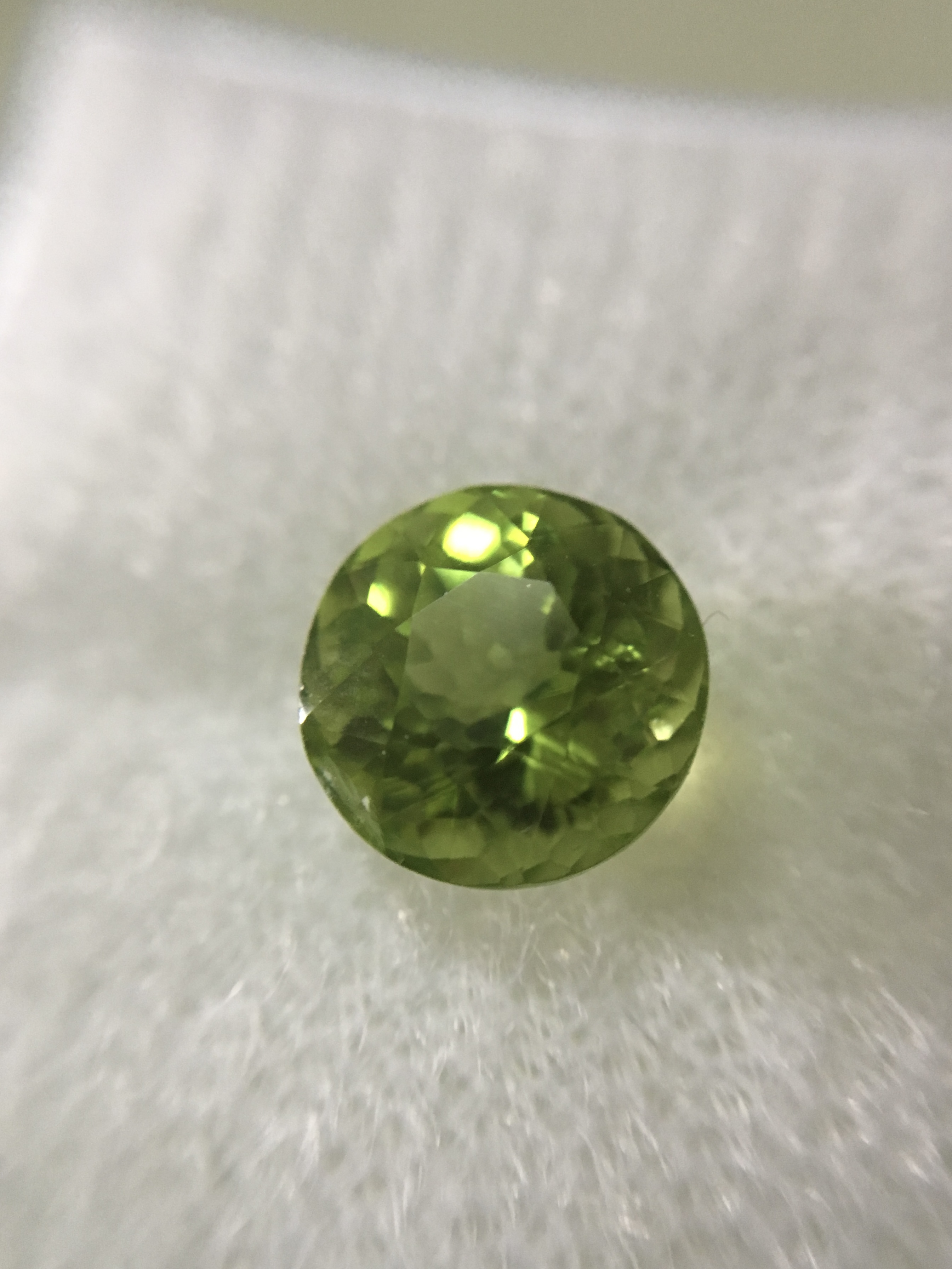 PERIDOT เพอริดอทแท้ 2.05 กะรัต ไฟดีสีสวยมาก พลอยดิบ สวยคัดให้แล้วจ้า