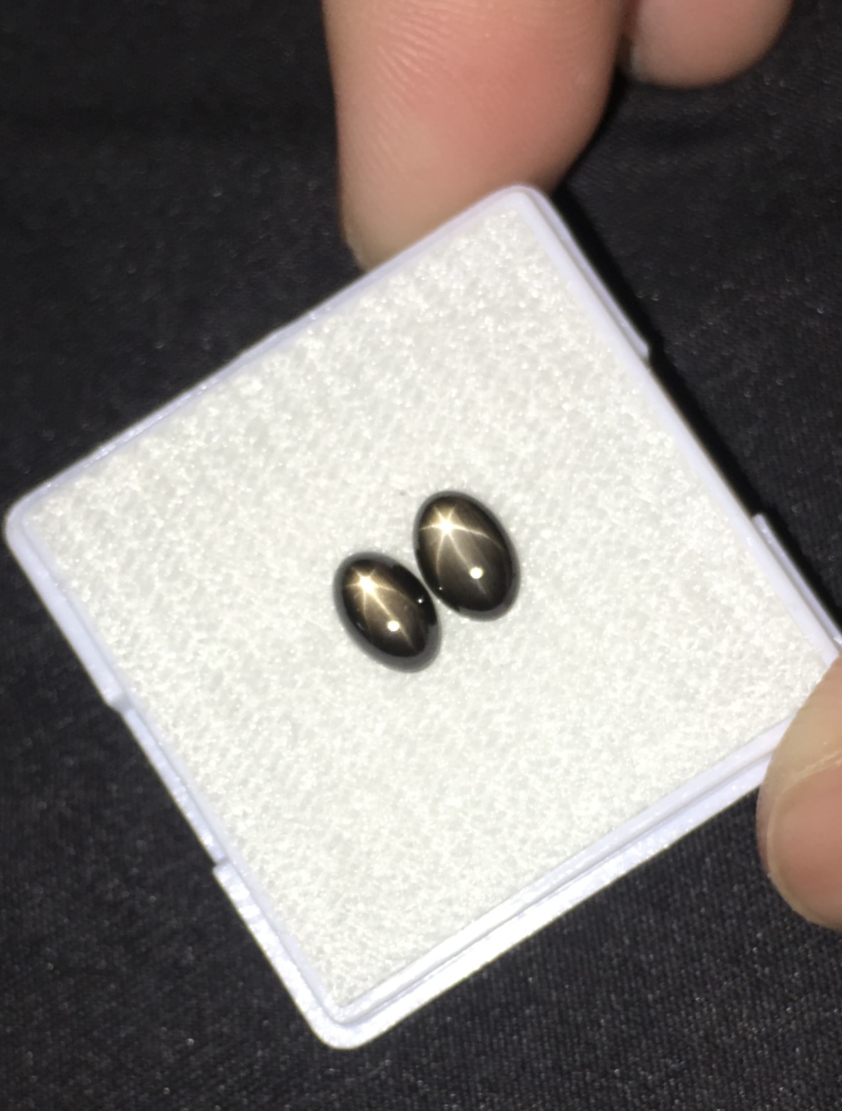 BLACK STAR SAPPHIRE แบล็คสตาร์แซฟไฟร์ แท้ 2 เม็ด หนักรวม 1.94 กะรัต สวยสว่าง ขาชัดคมค่ะ