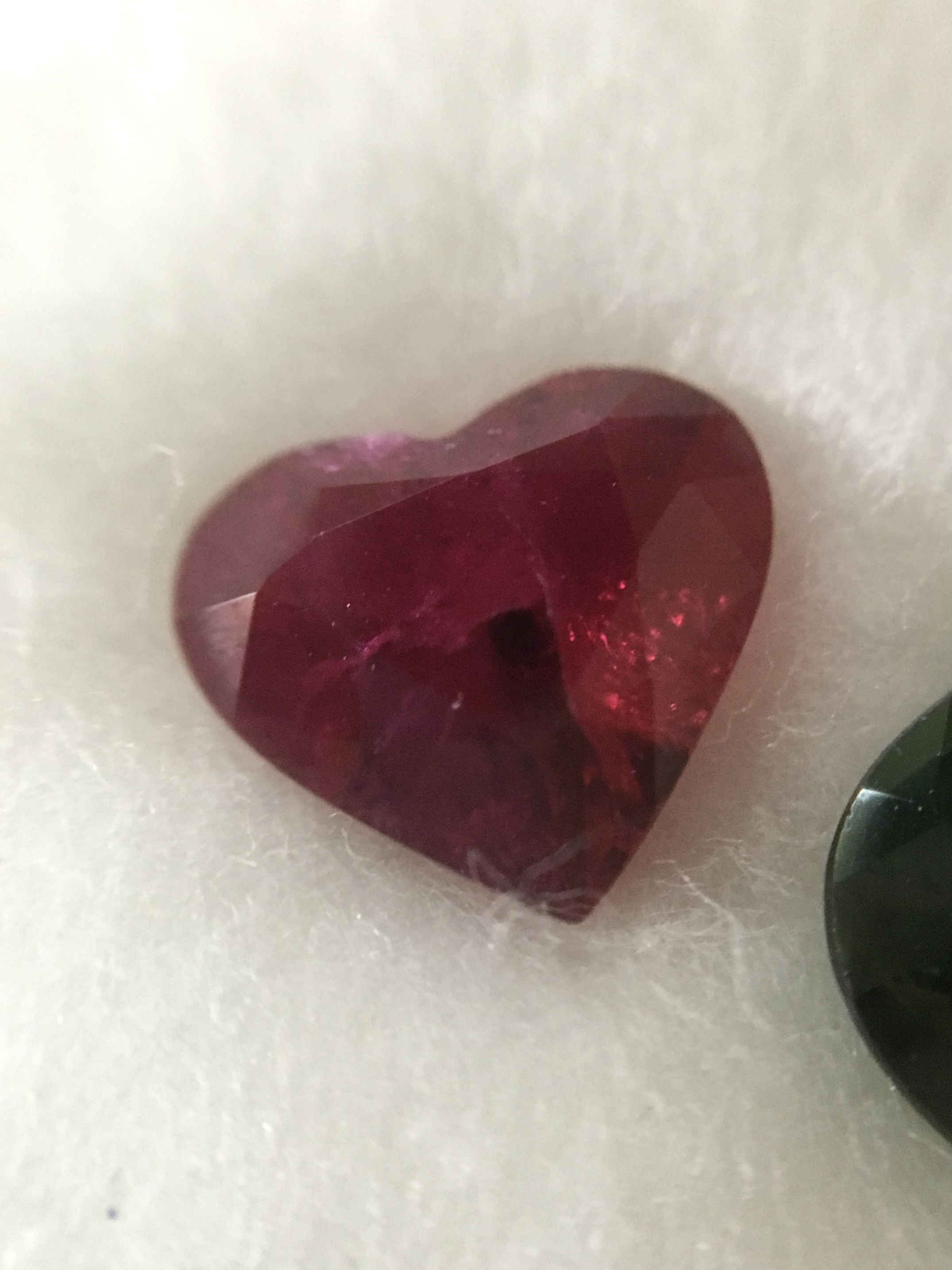 RUBY & GREEN SAPPHIRE ทับทิม 2 กะรัตและ เขียวส่อง 1.47 กะรัต พลอยแท้ สีสวยจัด จับเซตคู่ให้น่ารักๆ ราคาพิเศษค่ะ