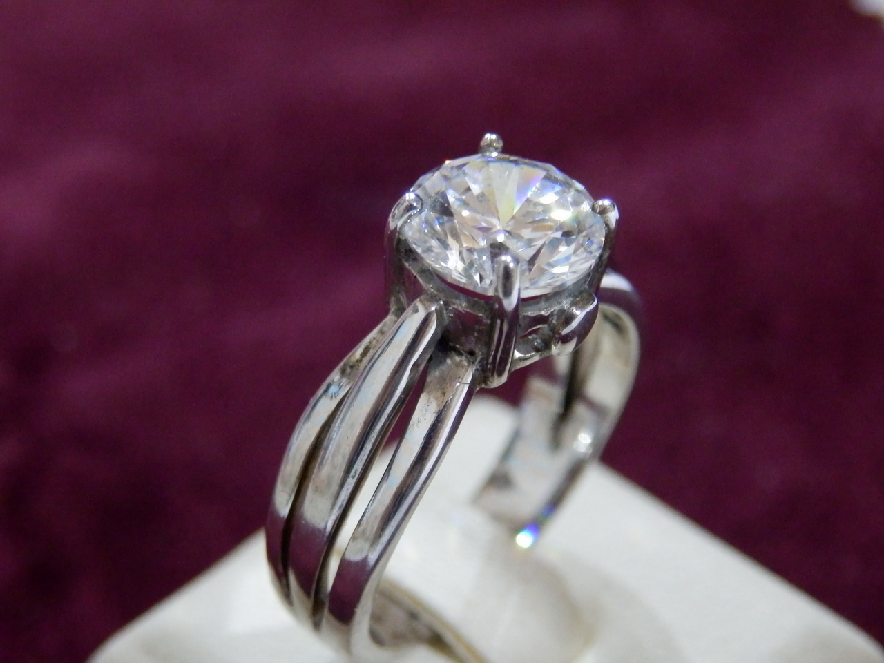 (ลดครึ่งราคา)V14602แหวนเพชรชูขนาด 8 มม.น้ำงาม เพชรโคลนนิ่ง สวยเหมือนจริง ราคาเบาหวิว