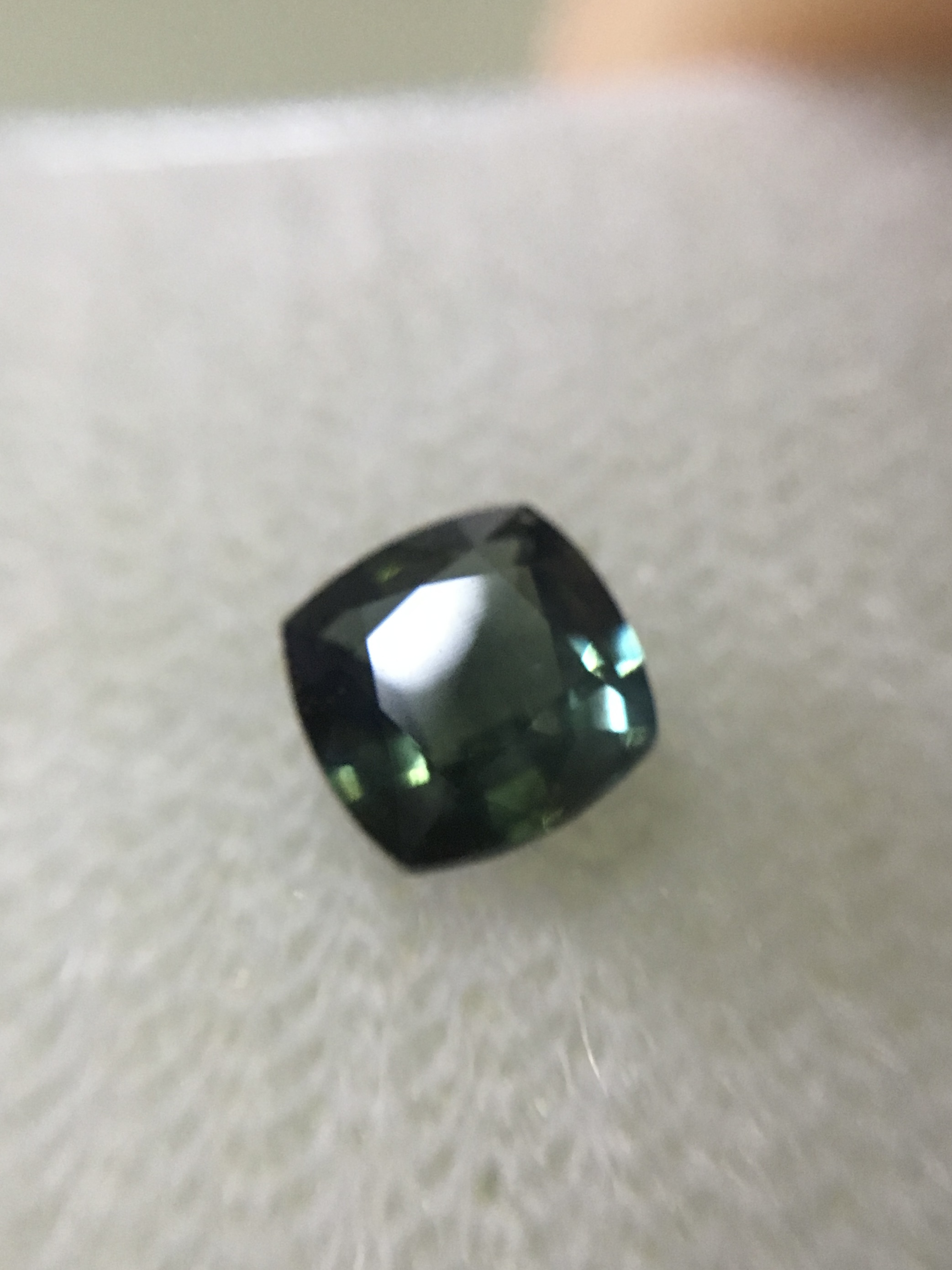 GREEN SAPPHIRE เขียวส่องแท้ 0.69 กะรัต พลอยเนื้อสะอาด สีสวย ไฟดี
