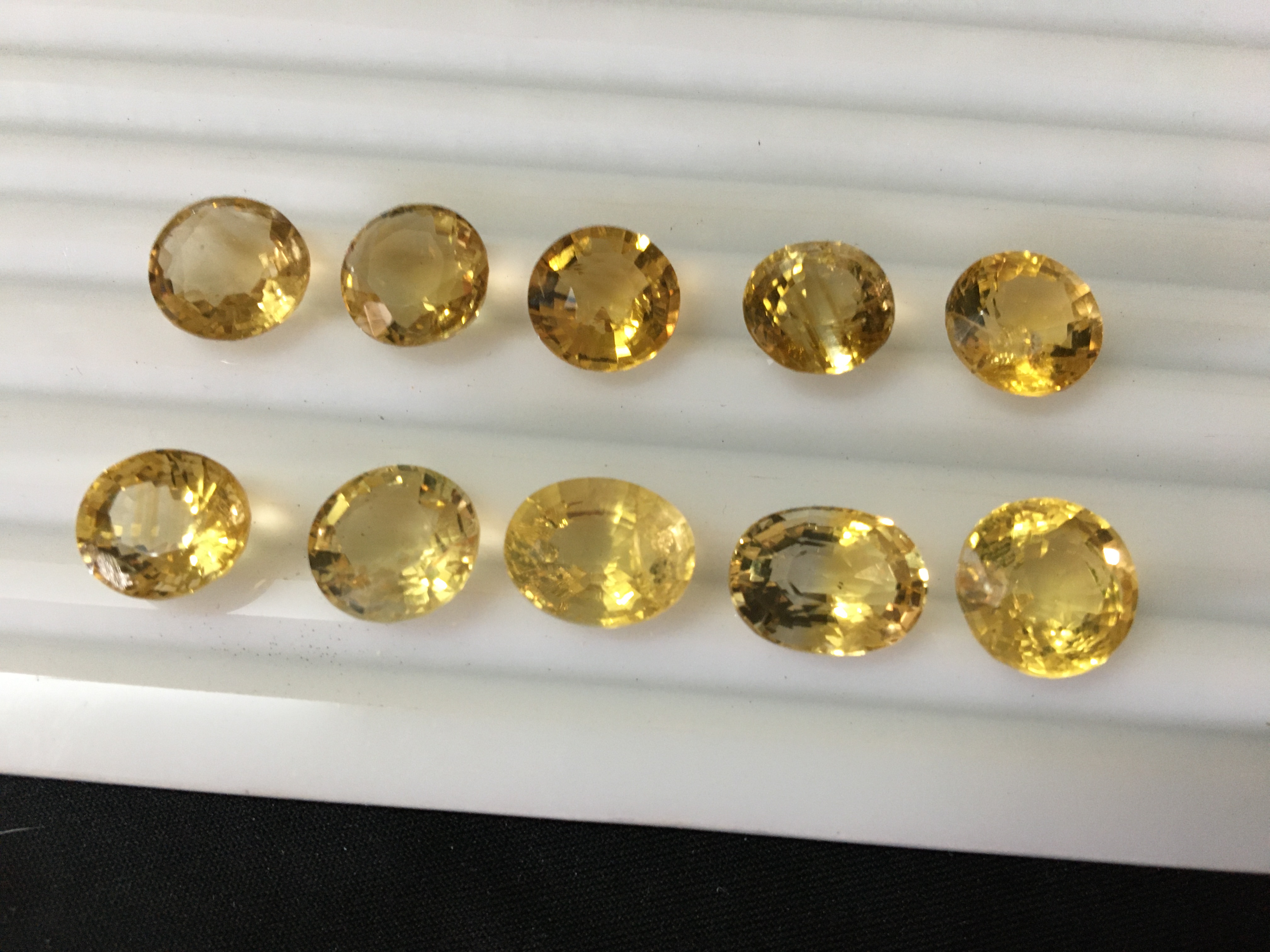 (มาใหม่ค่ะ เม็ดละ 390) ซิทรินแท้ สี light gold 10 เม็ดหนักรวม 38 กะรัต สีทอง หวาน เล่นไฟวิบวับ ไม่พอใจยินดีคืนเงิน