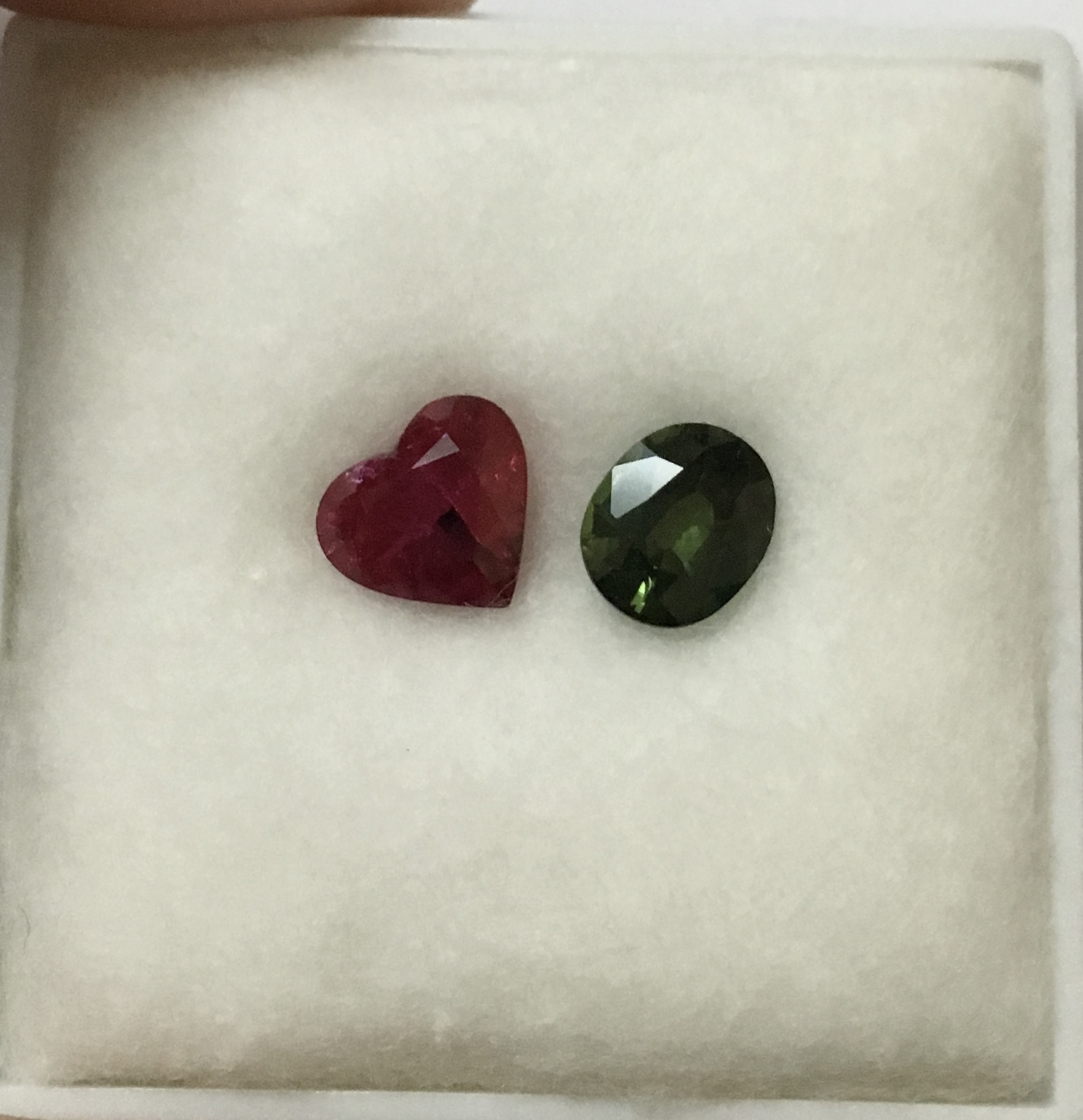 RUBY & GREEN SAPPHIRE ทับทิม 2 กะรัตและ เขียวส่อง 1.47 กะรัต พลอยแท้ สีสวยจัด จับเซตคู่ให้น่ารักๆ ราคาพิเศษค่ะ