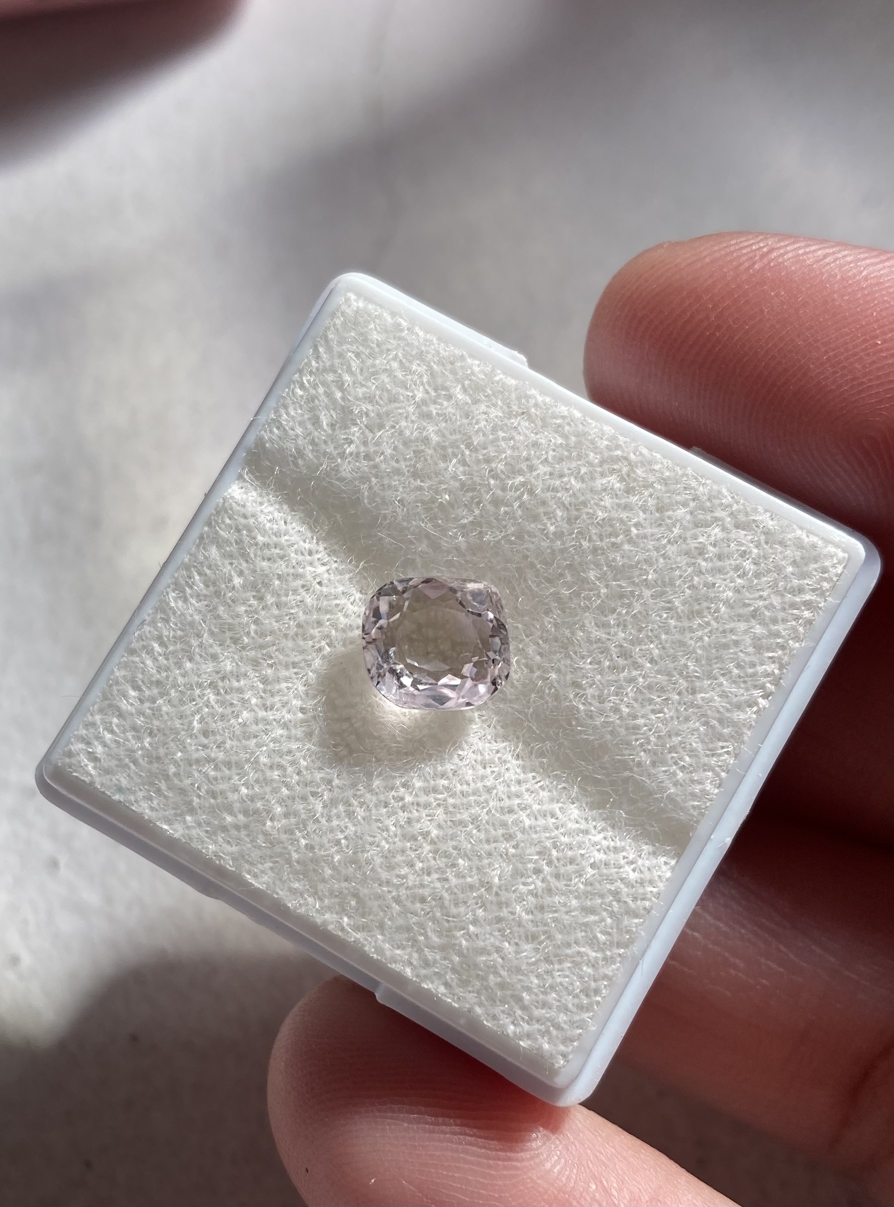 Kunzite คุนไซต์แท้ 1.62 กะรัต ทรงหมอน สีชมพูอ่อนใส ไฟดีวิบวับ หวานม๊ากค่ะ