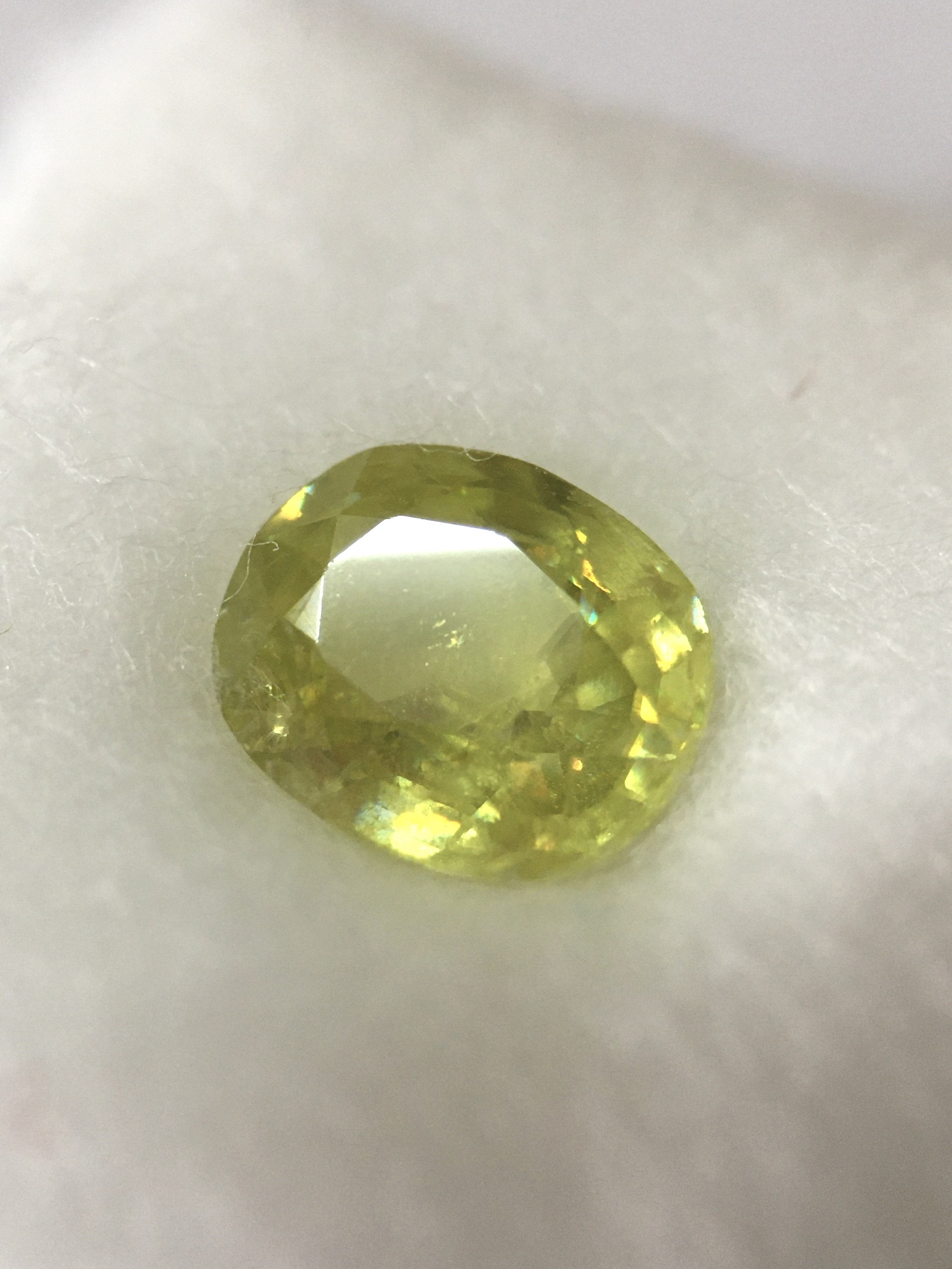 SPHENE พลอยสฟีนแท้ 1.32 กะรัต เนื้อใสสีเขียวอ่อนประกายเหลือง ไฟดี ติดรุ้งมีสเน่ห์มากๆค่ะ