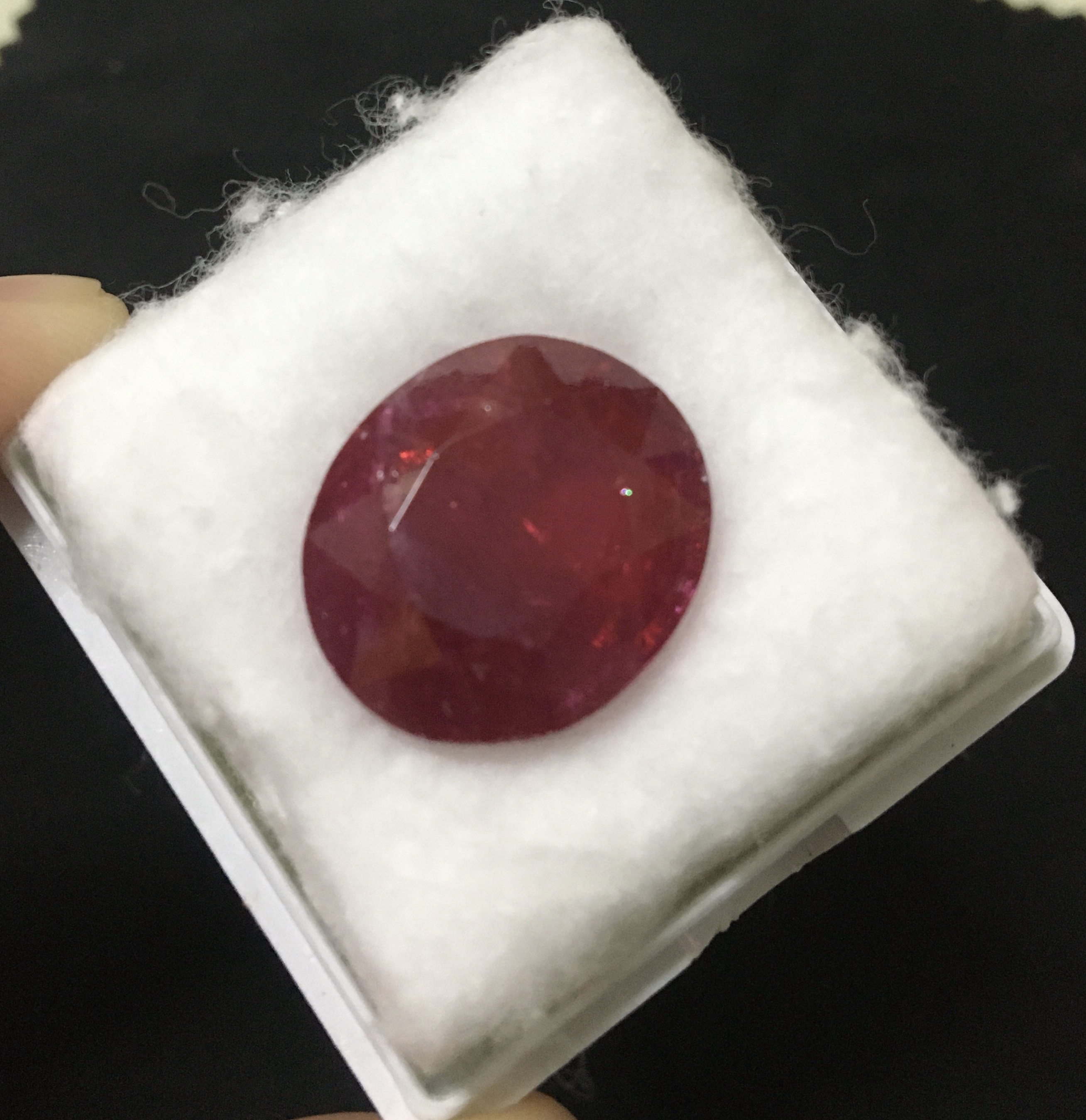 (New arrival)ทับทิมแท้ เจียรเหลี่ยม เม็ดโต 26 กะรัต สีแดงสด ไฟดี ไม่พอใจยินดีคืนเงิน