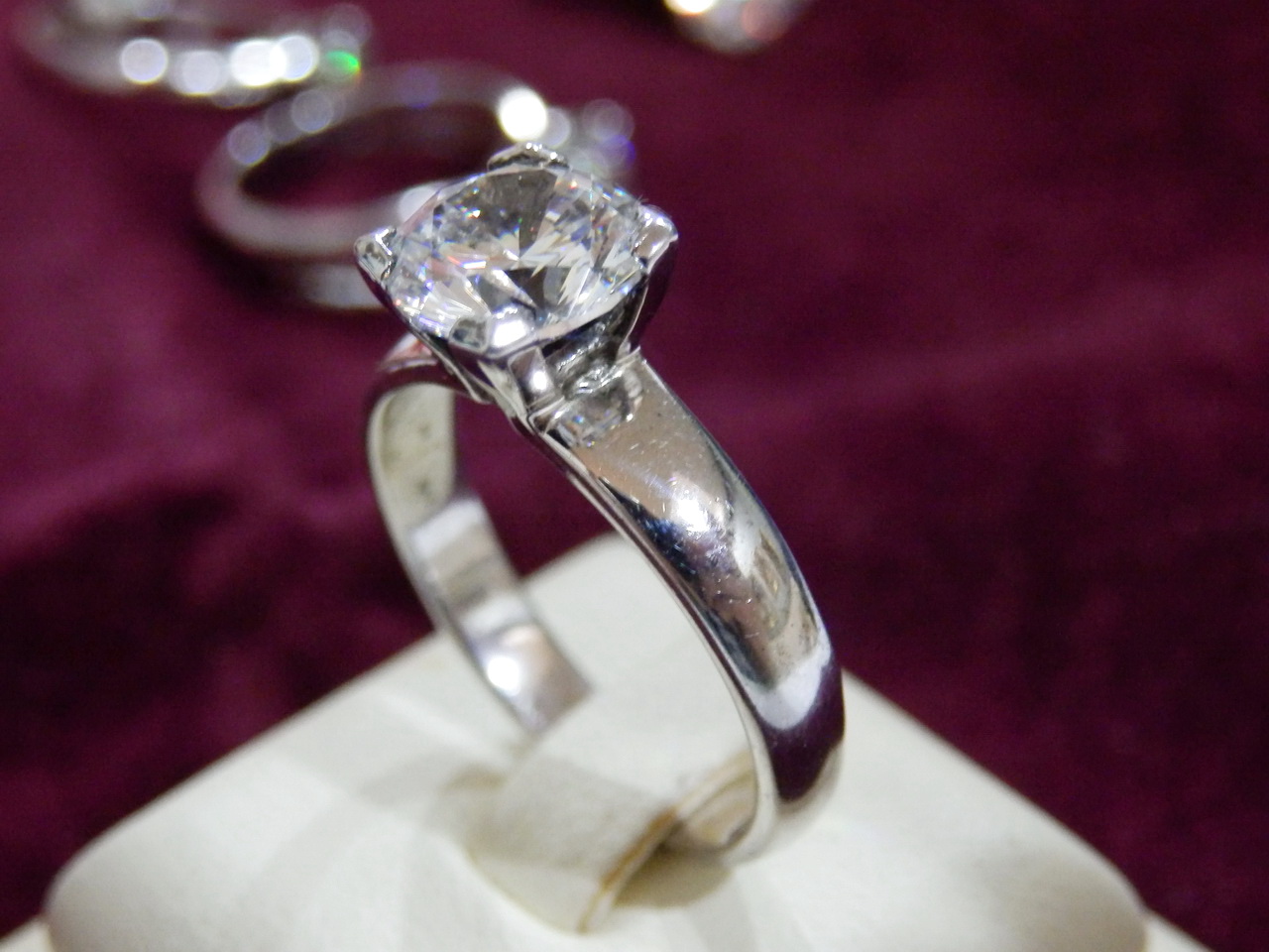 (ลดครึ่งราคา)v2207แหวนเพชรชูขนาด 8 มม.น้ำงาม เพชรโคลนนิ่ง สวยเหมือนจริง ราคาเบาหวิว