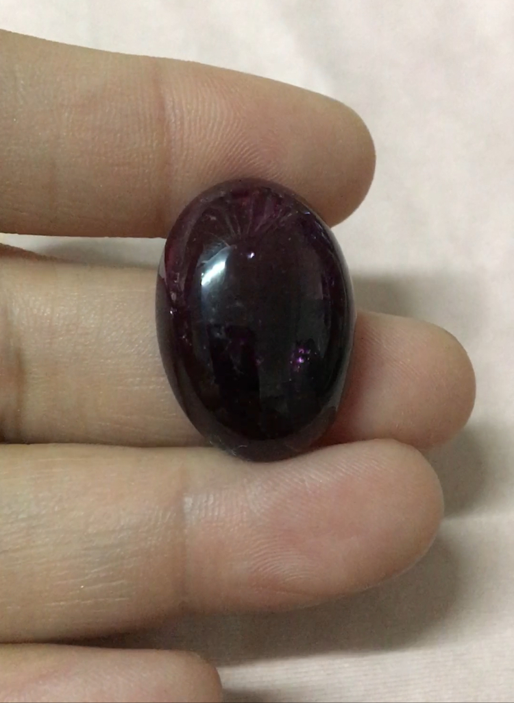 (มาใหม่ค่ะ)ทัวร์มาลีนแท้ เม็ดเบิ้ม 29 กะรัต สีแดงอมม่วงเข้มสวย พลอยสวย ราคาเบาๆ ไม่พอใจยินดีคืนเงิน