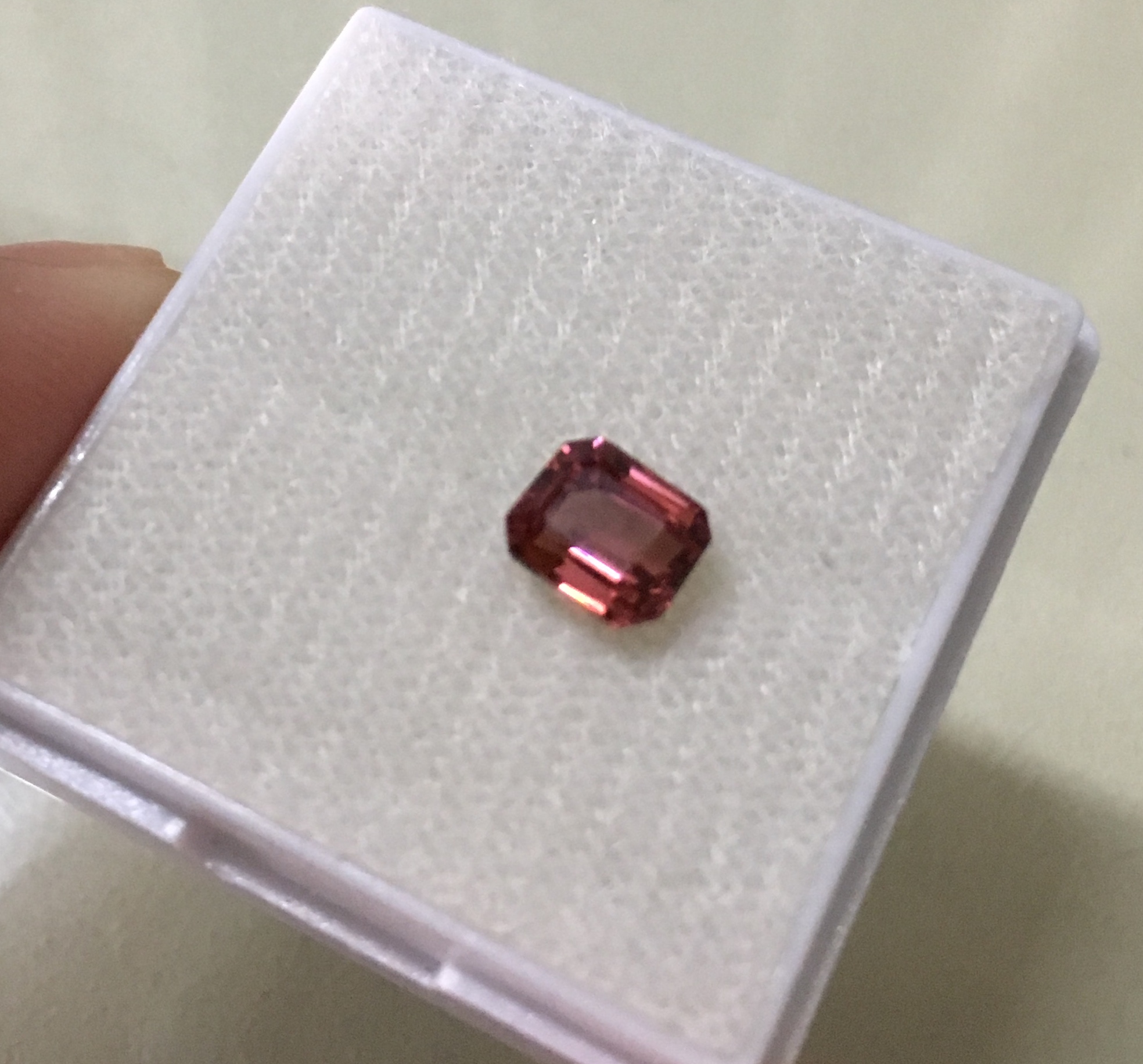MALAYA GARNET มาลายาการ์เนตแท้ 1.18 กะรัต พลอยดิบเนื้อดี สีสวย ไฟดีมากค่ะ