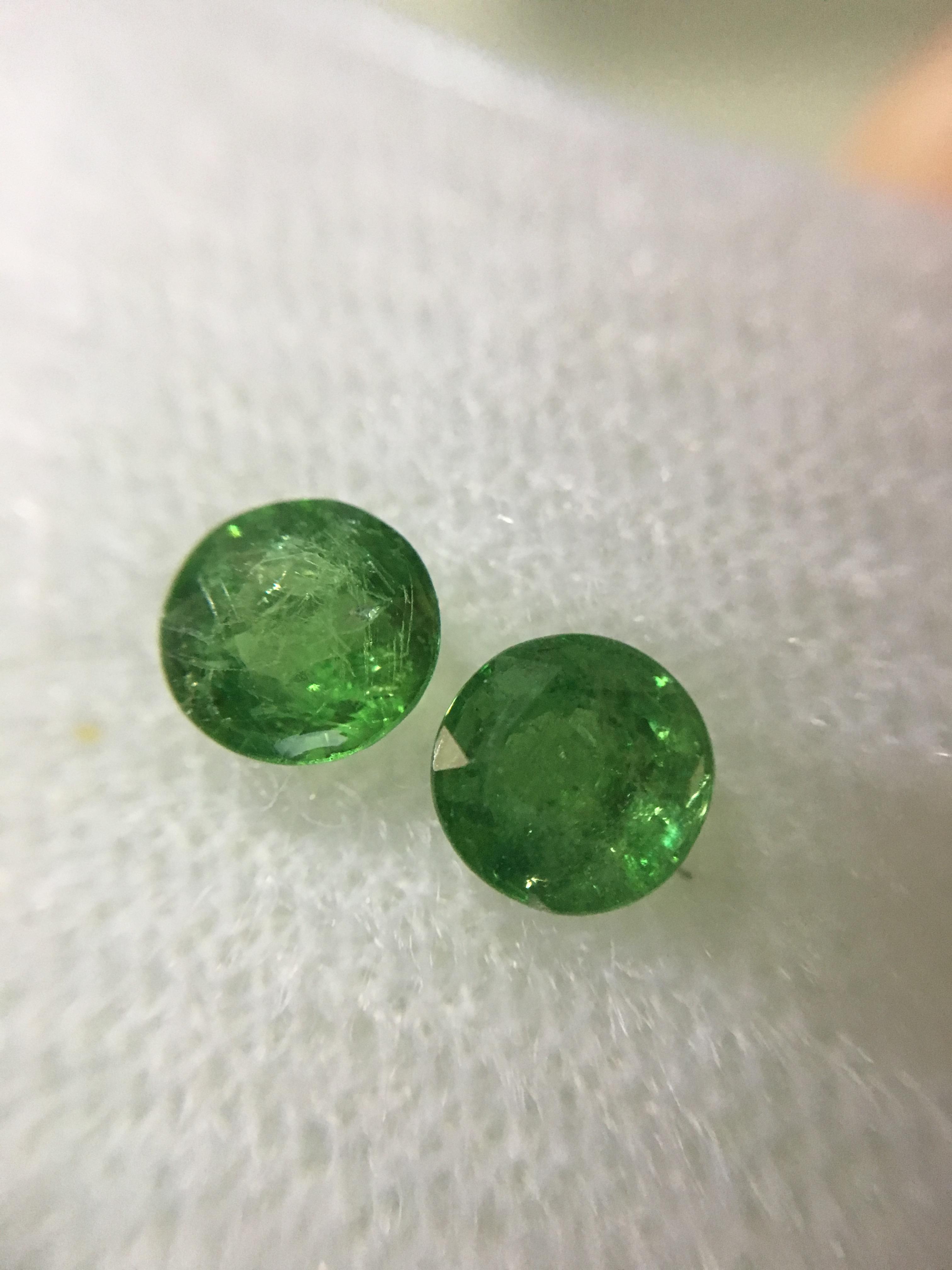 TSAVOLITE ซาโวไลต์หรือโกเมนเขียว แท้ 2 เม็ด 1.22 กะรัต พลอยดิบ สีสดเลิศสุด