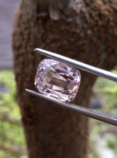 KUNZITE คุนไซต์ แท้ 3.75 กะรัต สีชมพูอ่อยสวยสดใส เนื้อสะอาด ไฟดี พลอยแท้ พลอยสวยน่าสะสม