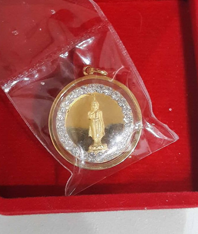 (ลดแรง พระเลี่ยมทองแท้)พระประจำวันเกิด วันจันทร์ หลังหลวงพ่อเงิน เลี่ยมทองแท้ ล้อมเพชรสวิส ใส่สวย เสริมราศี