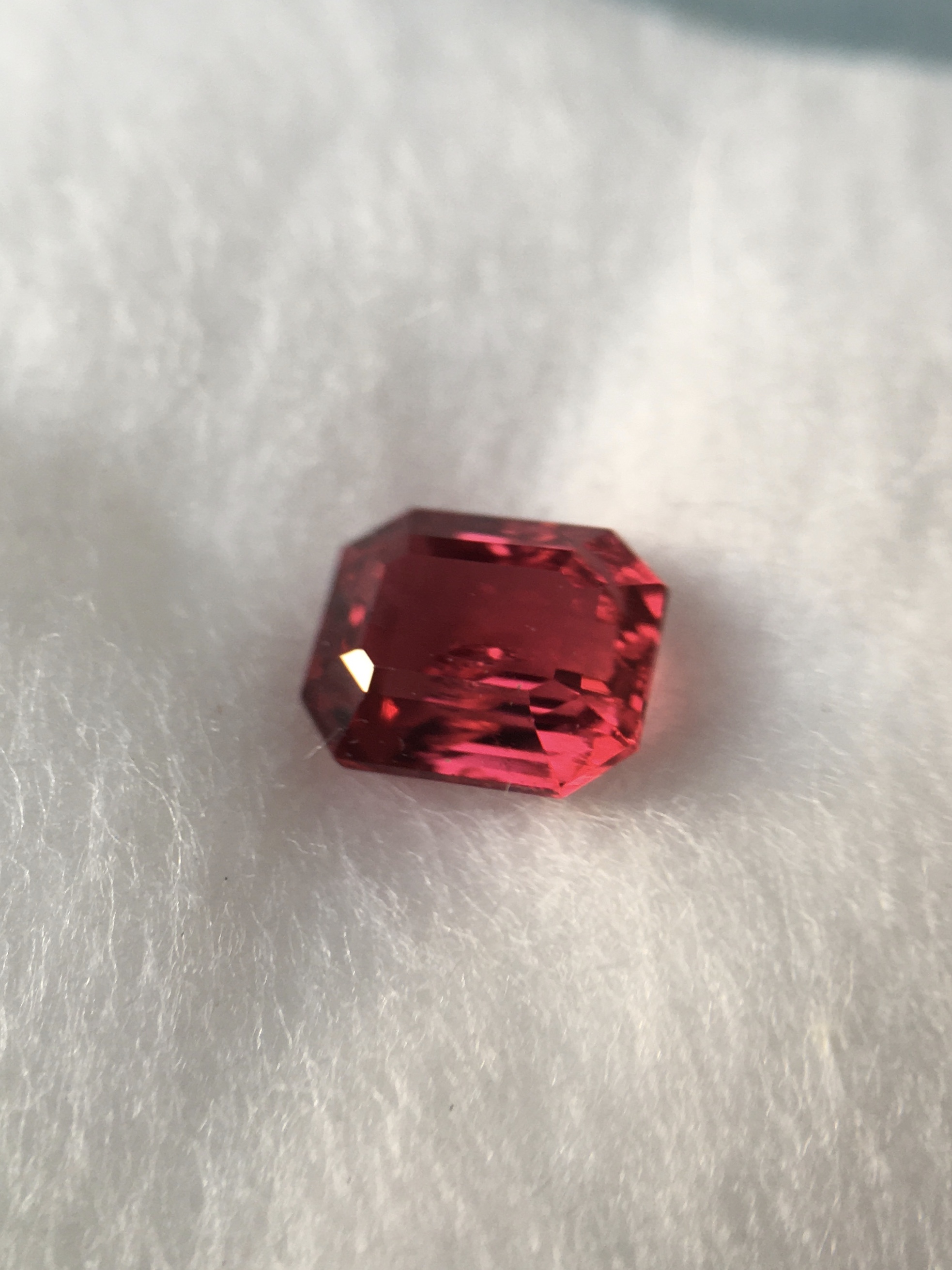 SPINEL สปิเนลแท้ 0.58 กะรัต พลอยดิบ สีแดงสดจัด ไฟดี สีสวยค่ะ ไซส์จิ๋ว สเปคแจ๋ว น่าเก็บค่ะ