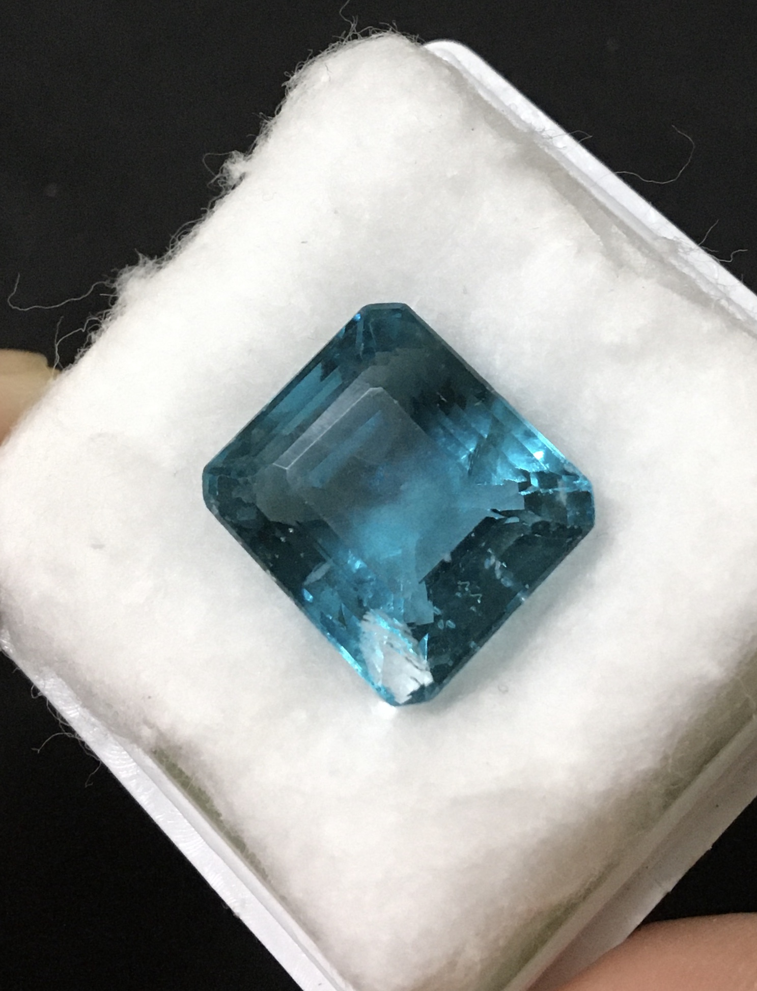 (มาใหม่จ้า)ฟลูออไรด์แท้ 21 กะรัต เม็ดโต สีเขียวอมฟ้าน้ำทะล เนื้อใสไฟสวยเด่น ไม่พอใจยินดีคืนเงิน