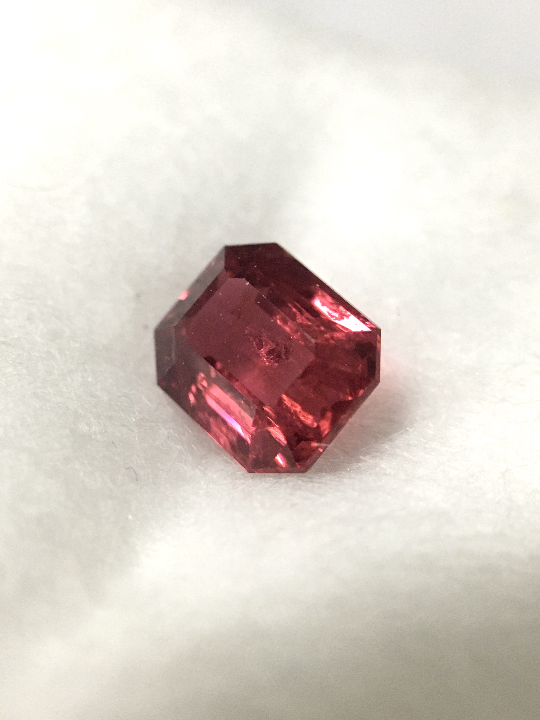 SPINEL สปิเนลแท้ 0.58 กะรัต พลอยดิบ สีแดงสดจัด ไฟดี สีสวยค่ะ ไซส์จิ๋ว สเปคแจ๋ว น่าเก็บค่ะ