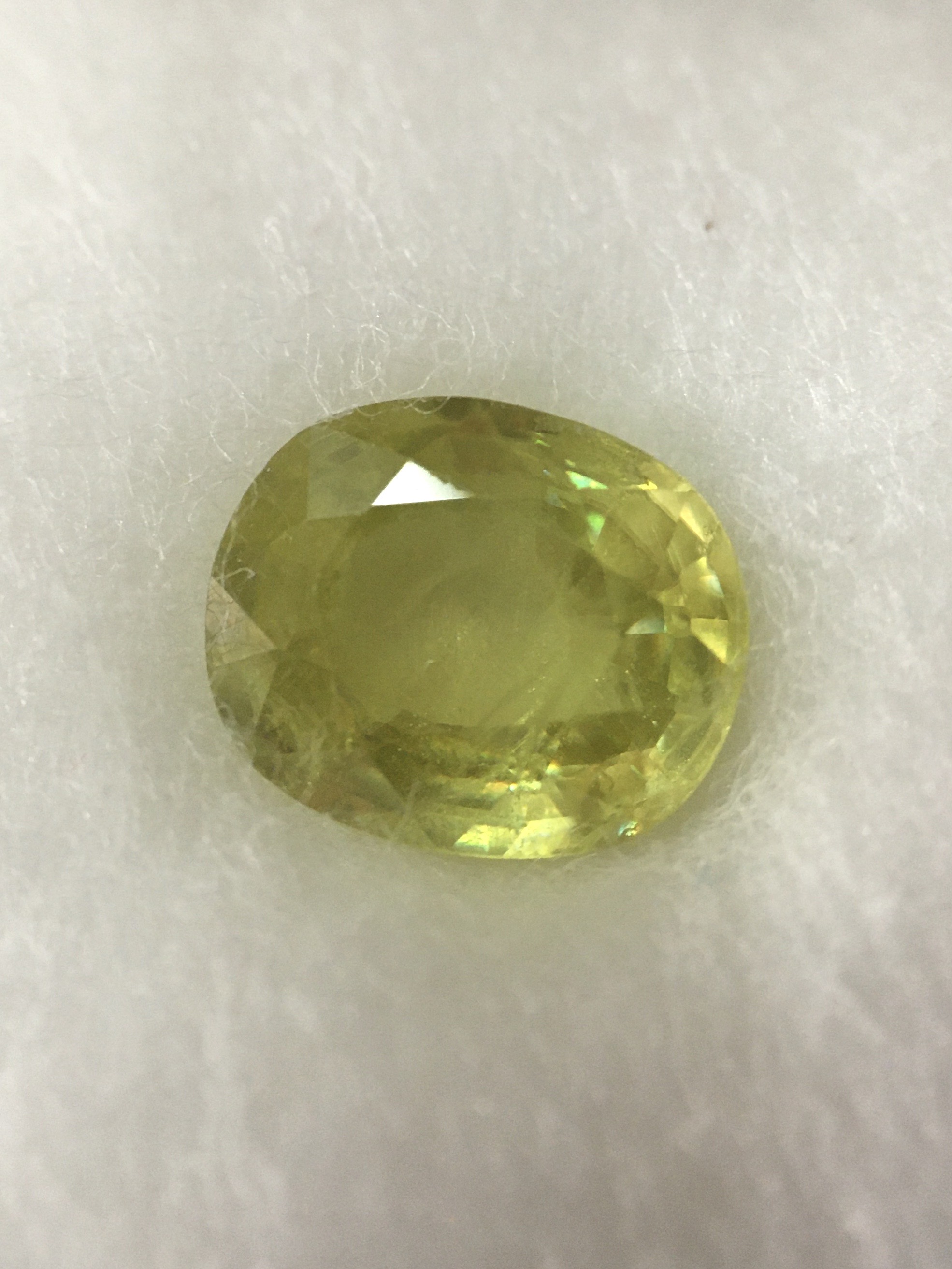 SPHENE พลอยสฟีนแท้ 1.32 กะรัต เนื้อใสสีเขียวอ่อนประกายเหลือง ไฟดี ติดรุ้งมีสเน่ห์มากๆค่ะ