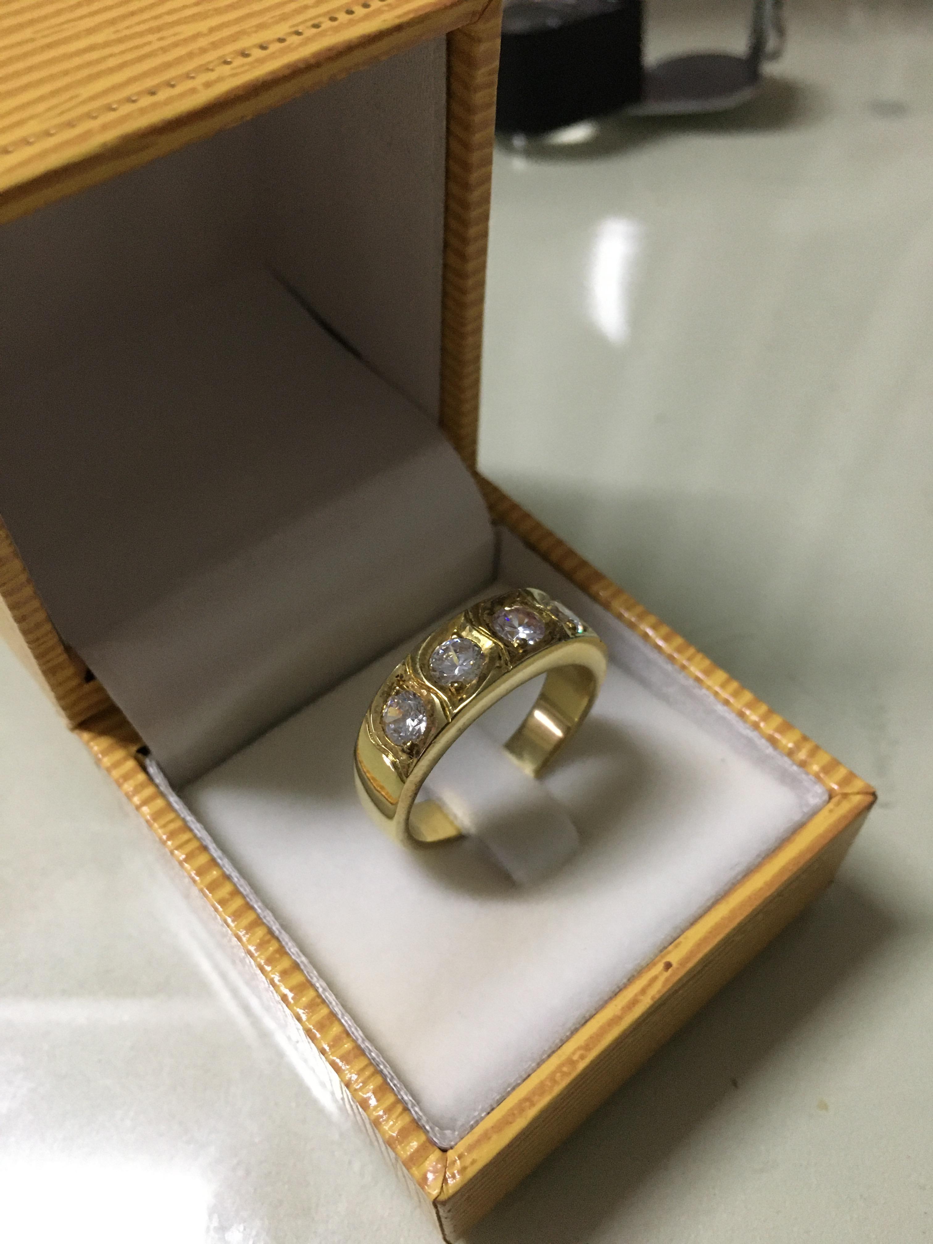 แหวนเพชร แหวนแถว 4 เม็ด งามๆ ตัวเรือนเงินชุบทอง สวยหรู ดูดีเว่อร์ค่ะ วงนี้ใส่ได้ทั้งชายหญิงเลยค่ะ