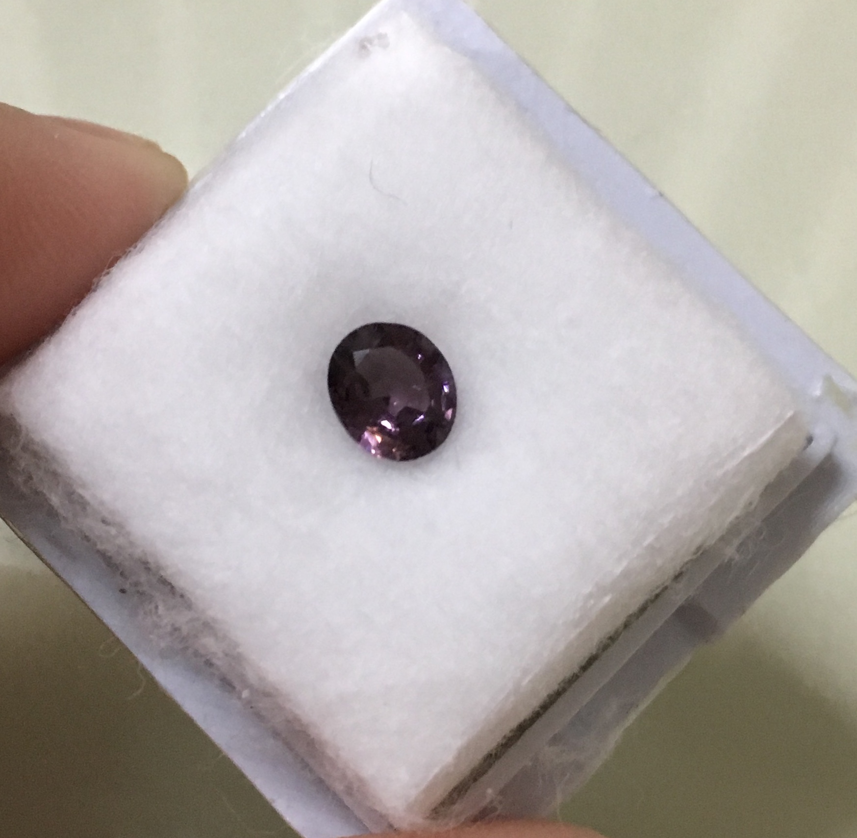 SPINEL สปิเนลแท้ 0.68 กะรัต พลอยดิบเนื้อดี สีสวย ไฟดีมากค่ะ