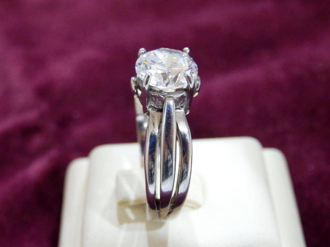 (ลดครึ่งราคา)V14602แหวนเพชรชูขนาด 8 มม.น้ำงาม เพชรโคลนนิ่ง สวยเหมือนจริง ราคาเบาหวิว