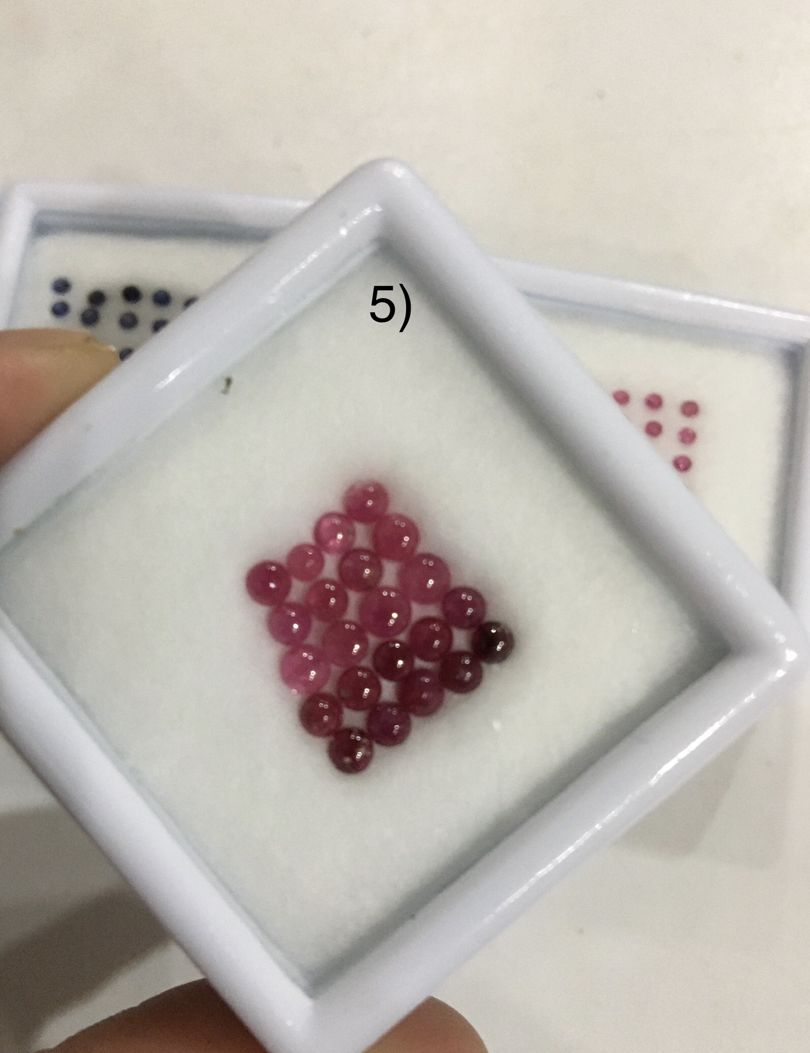 (พลอยสวย เริ่มต้น590)ทับทิมแท้ เนื้อดี เจียรเหลี่ยม,หลังเบี้ย และไพลินเม็ด 2-4 มม. สวยๆค่ะ ไม่พอใจยินดีคืนเงิน