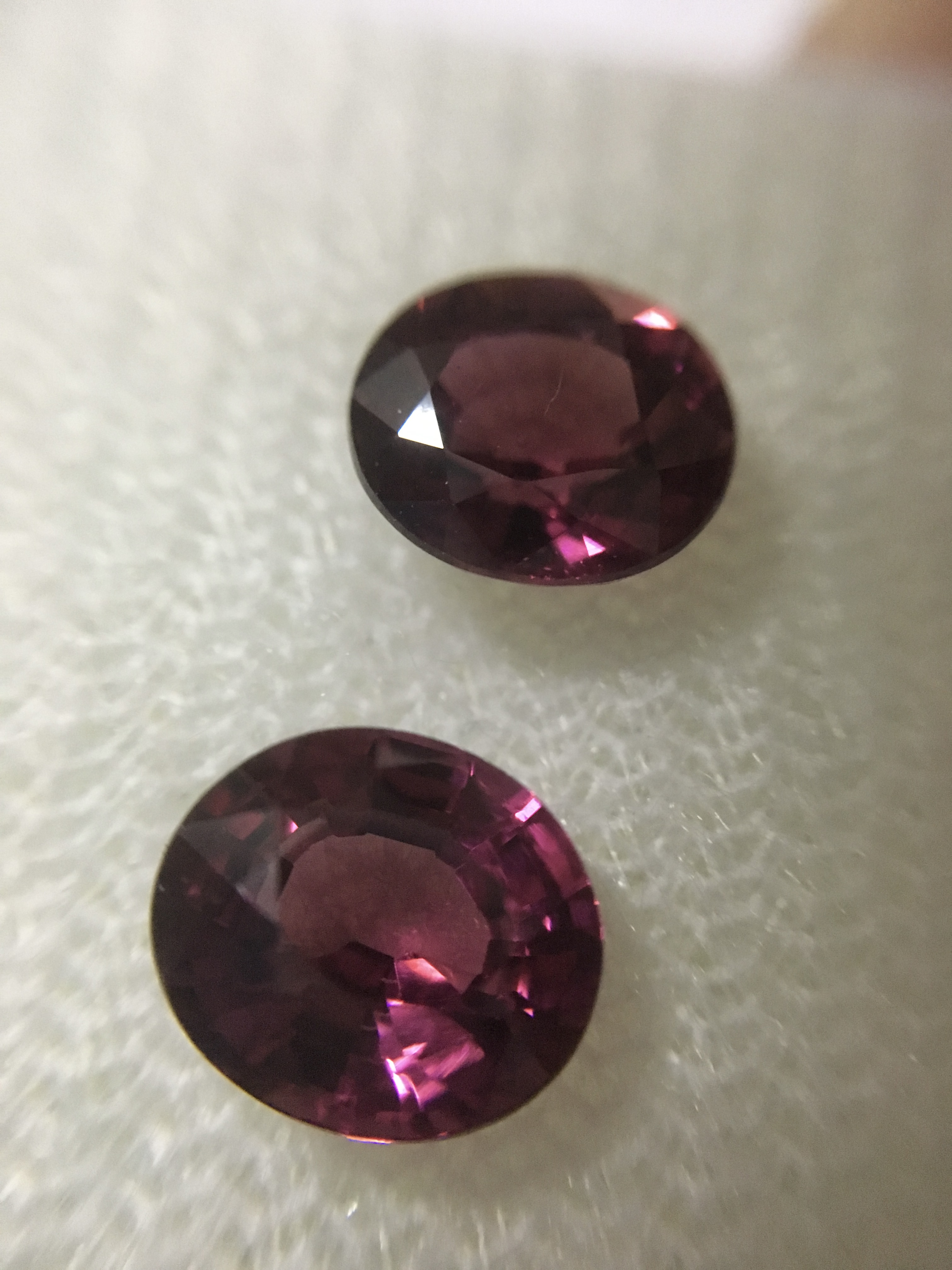 RHODOLITE โรโดไลต์แท้ เซตคู่ 2 เม็ด 3.02 กะรัต สีม่วงอมชมพูสวย เนื้อใส ไฟดีม๊าก พลอยดิบ ทรงน่ารักค่ะ