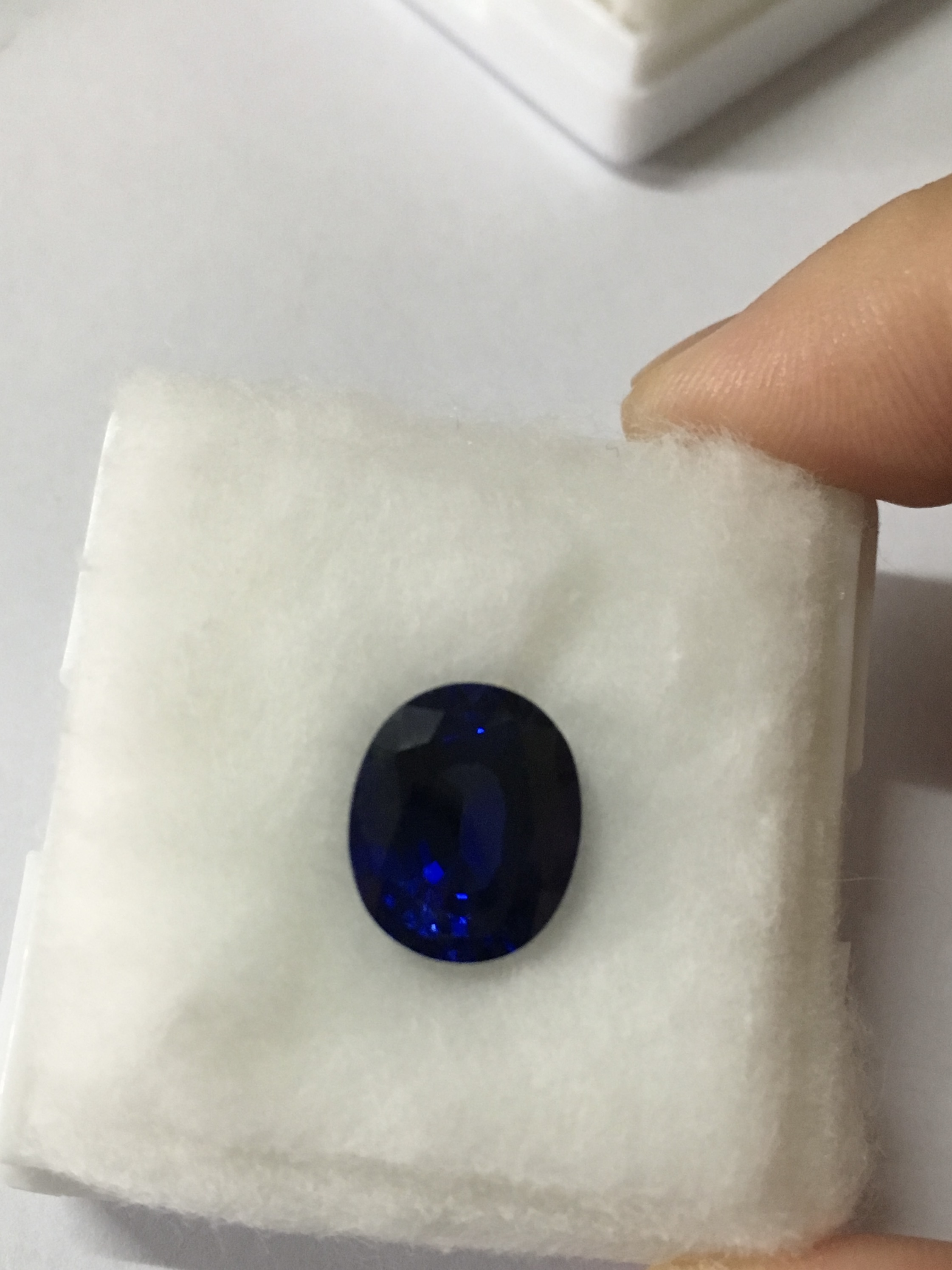 (พลอยโคลนนิ่ง สวยเหมือนยันเงา) ไพลินสังเคราะห์ 6.59 กะรัต เนื้อใส ไฟดี สีสวย เหมือนพลอยแท้ม๊ากก