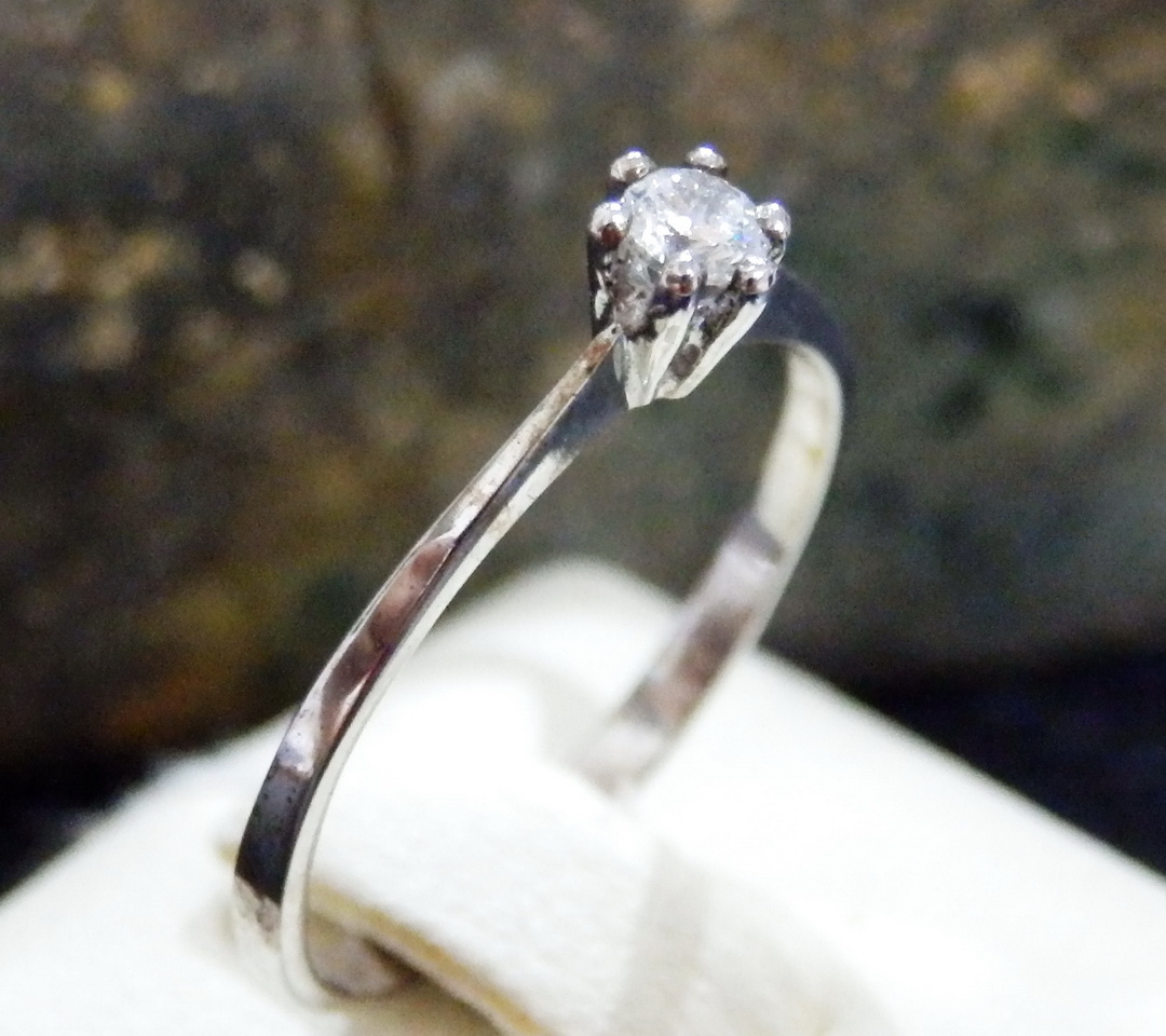 N130 แหวนเพชรชูเม็ดเดียว แบบคลาสสิค ใส่สวย ดูแพง มากๆค่ะ