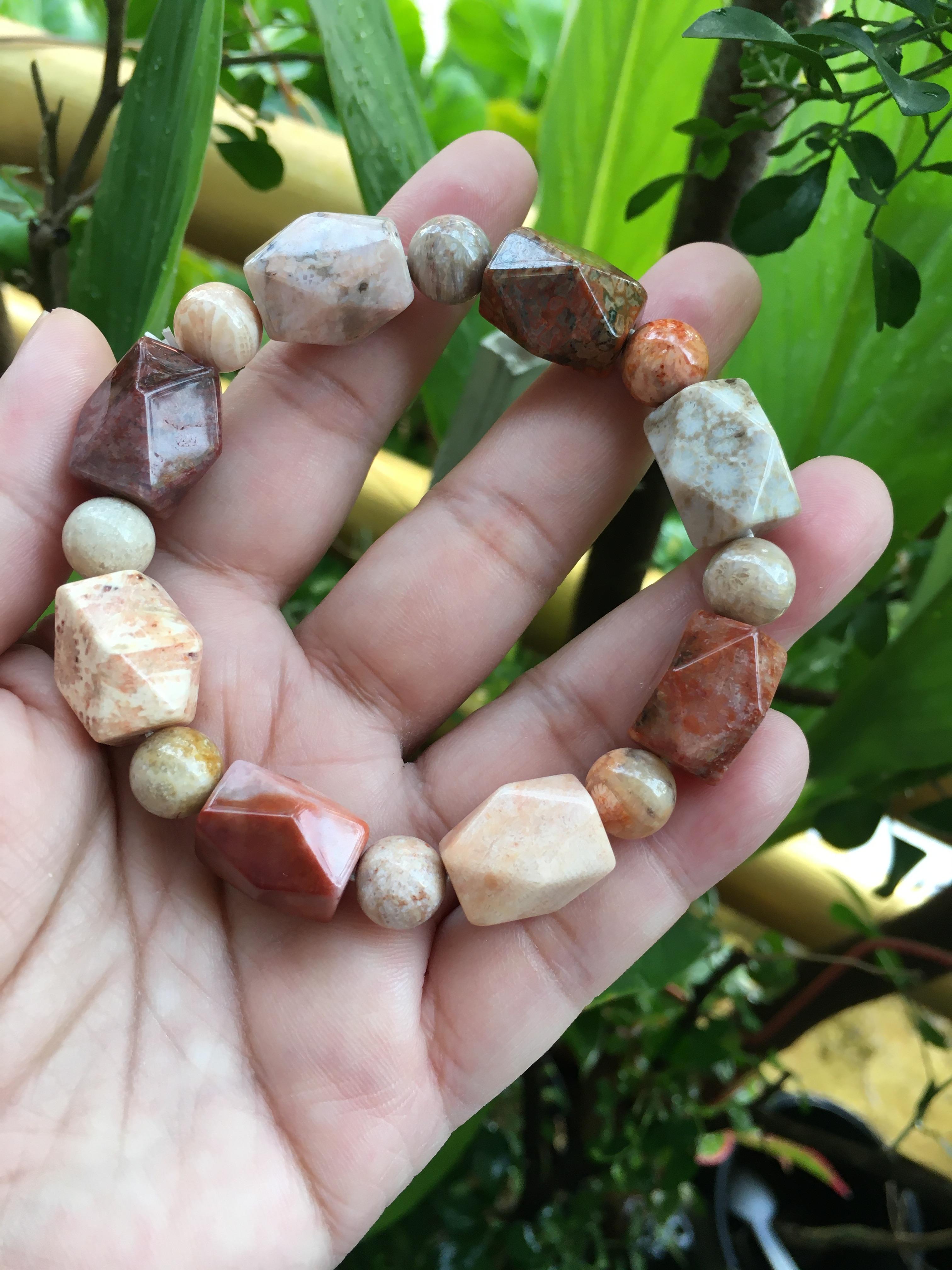 ข้อมือหินนำโชค ฟอสซิลปะการัง แท้ รูปทรงน่ารักค่ะ ลายสวย ใส่ง่าย