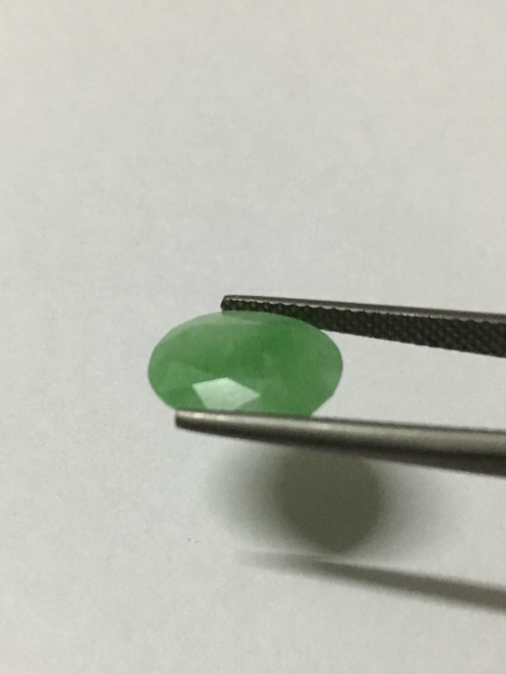 JADEITE หยกแท้ 4 cts. เจียรเหลี่ยมเนื้อดี สีน่ารัก ใช้งานได้ทั้งสองด้าน