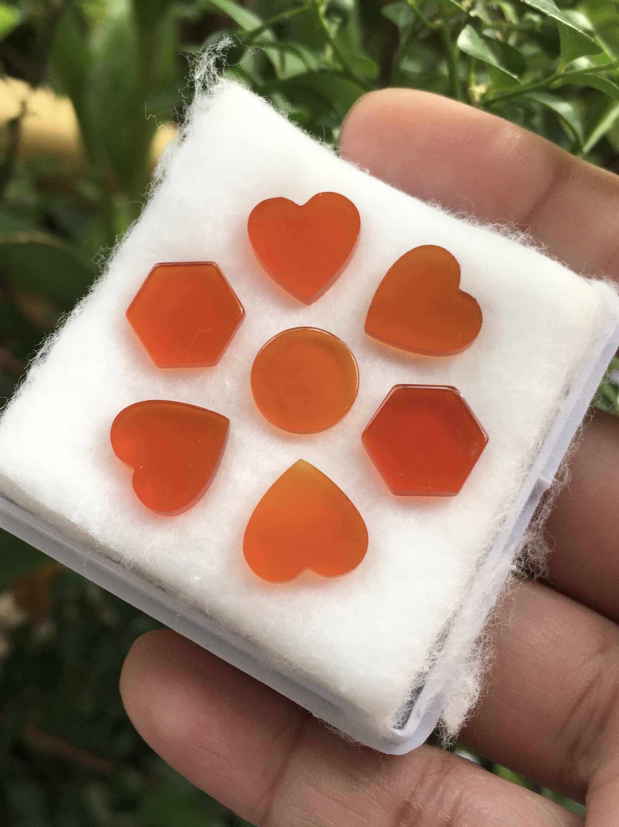 (เหมากล่อง) คาร์เนเลี่ยนแท้ แผ่นเรียบ หัวใจ กลม หกเหลี่ยม เนื้อสะอาด สีสวย เหมาะทำข้อมือหรือเครื่องประดับดีไซน์เกร๋ๆ