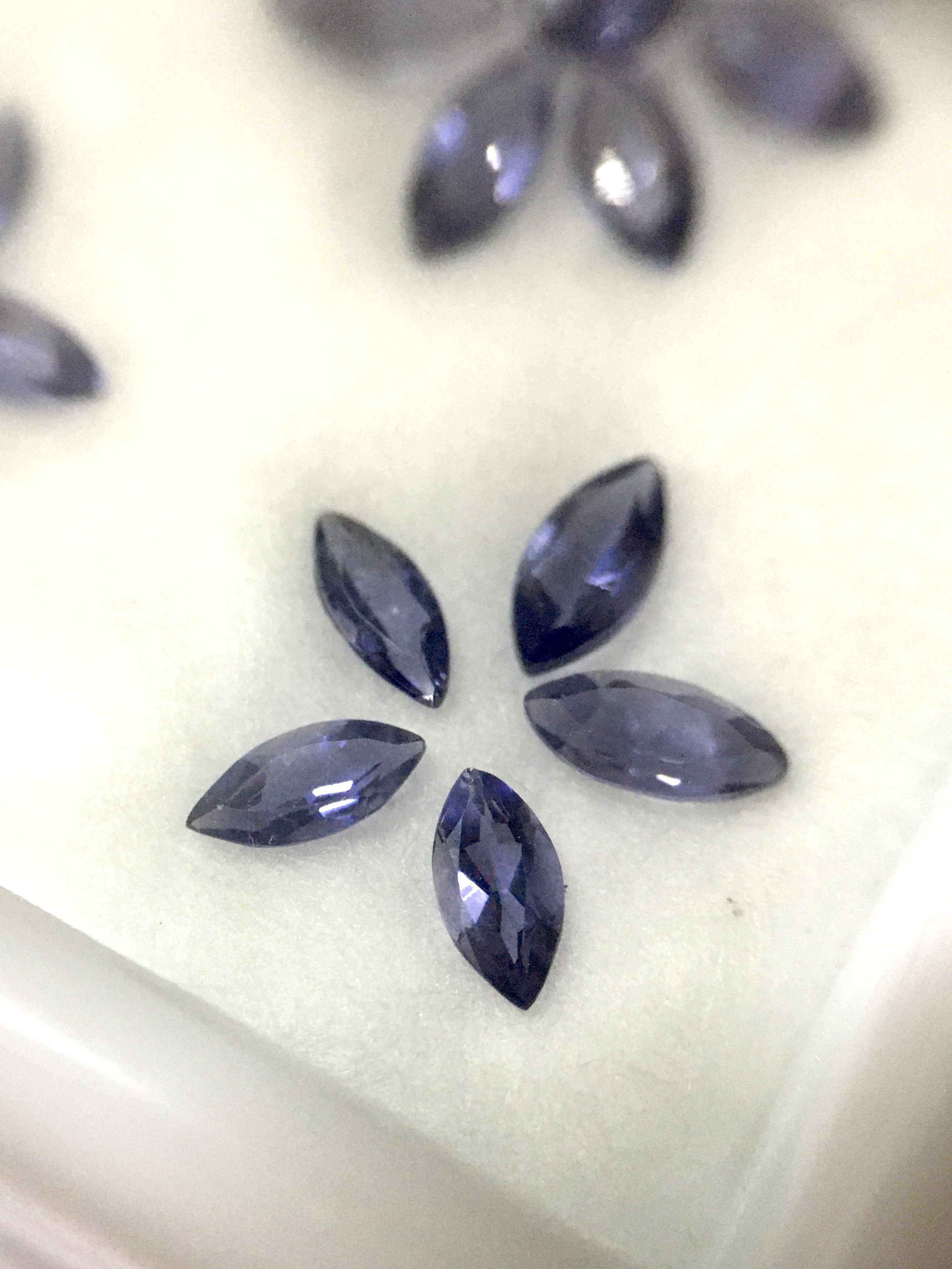 (เหมากล่อง) IOLITE ไอโอไลต์ 19 เม็ด 2.23 กะรัต พลอยแท้ หวานเจี๊ยบ จัดเซต แหวน ต่างหู น่ารักมากกกก