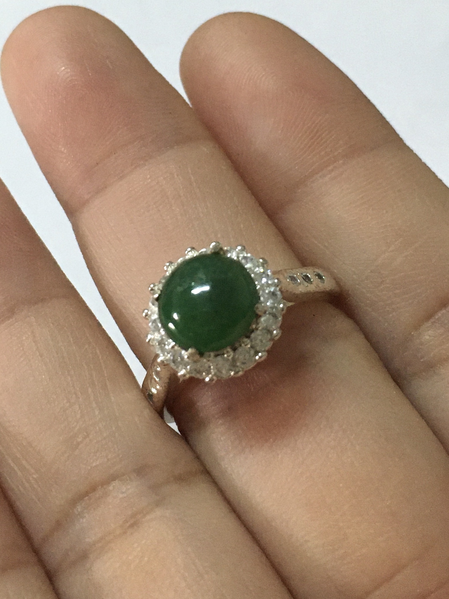 JADE แหวนหยกแท้ ทรงกลม 8 มม. หยกพม่า ไทป์ เอ พร้อมตัวเรือนล้อมเพชรczเกรดดี พร้อมใช้งาน