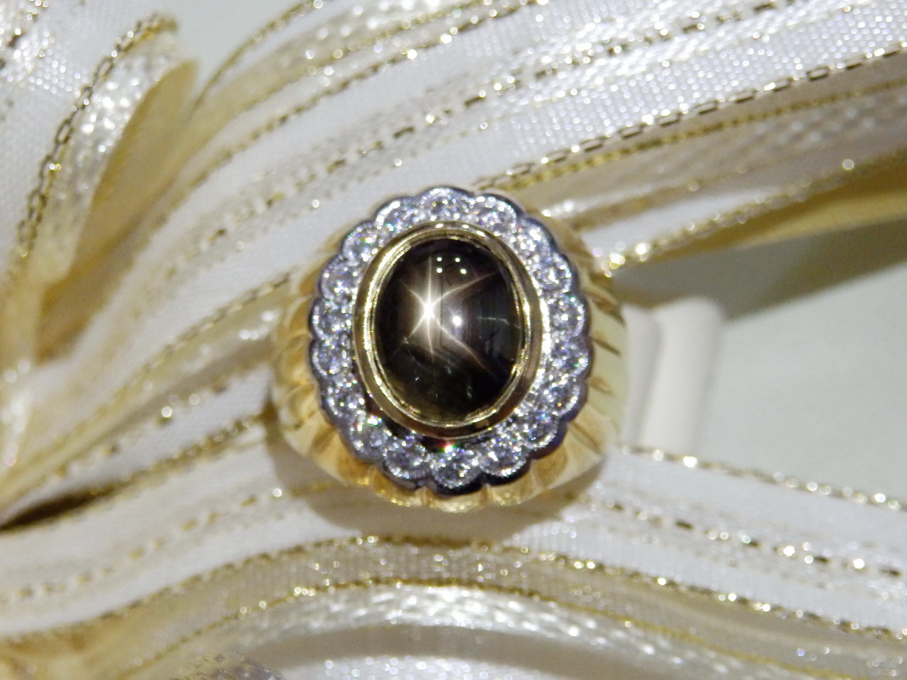 M146 แหวนชาย black star sapphire แท้ 4.5 กะรัต ล้อมเพชร พลอยสวยมีเสน่ห์มากๆค่ะ